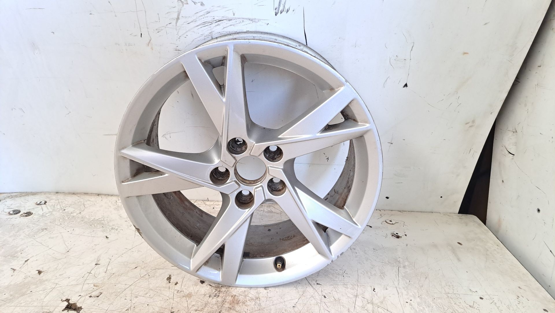 Recambio de llanta para audi q3 (8ug) attraction referencia OEM IAM r17 8u0601025am 