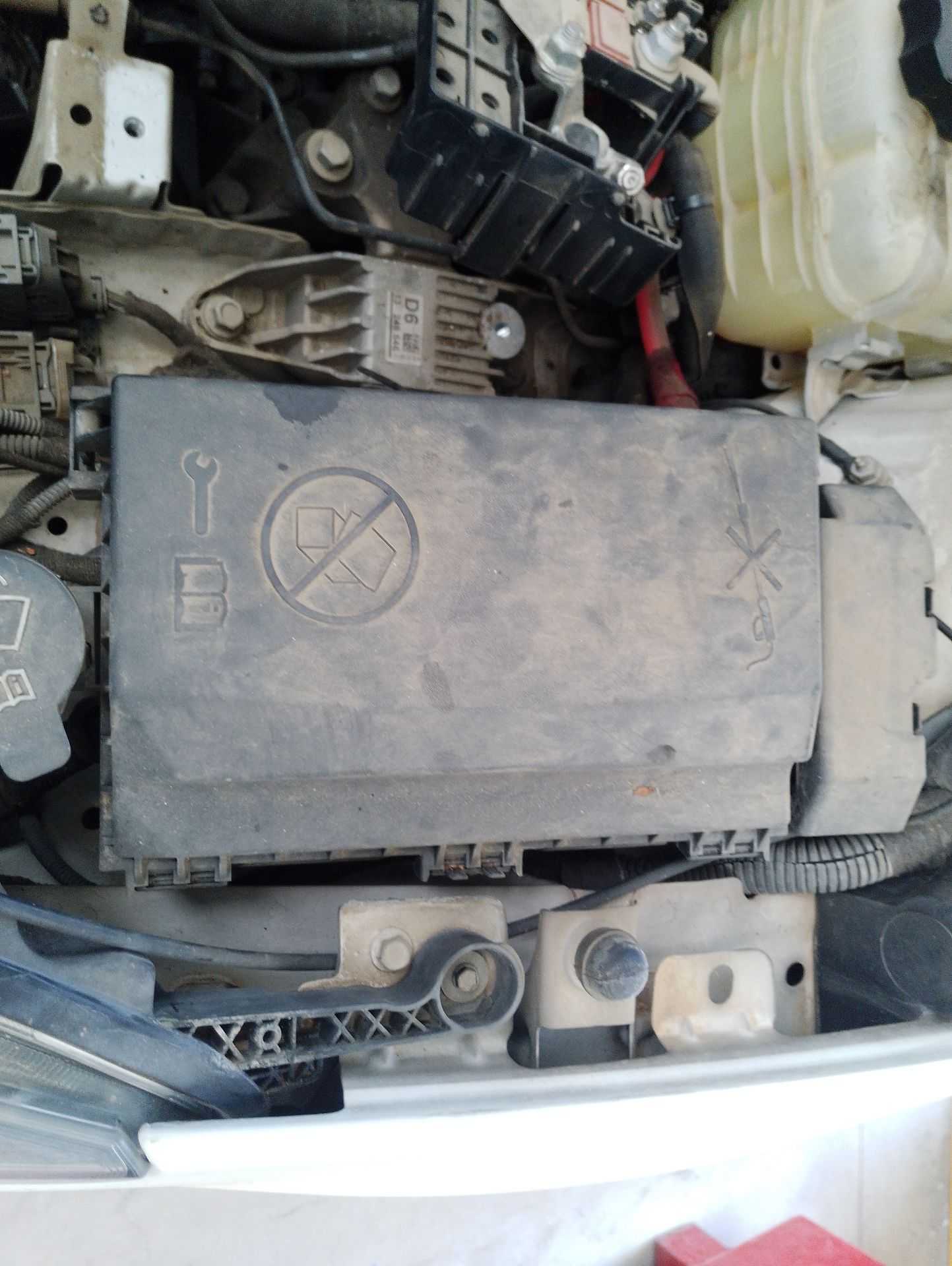 Recambio de caja reles / fusibles para opel astra j (p10) 1.7 cdti (68) referencia OEM IAM 13318782  