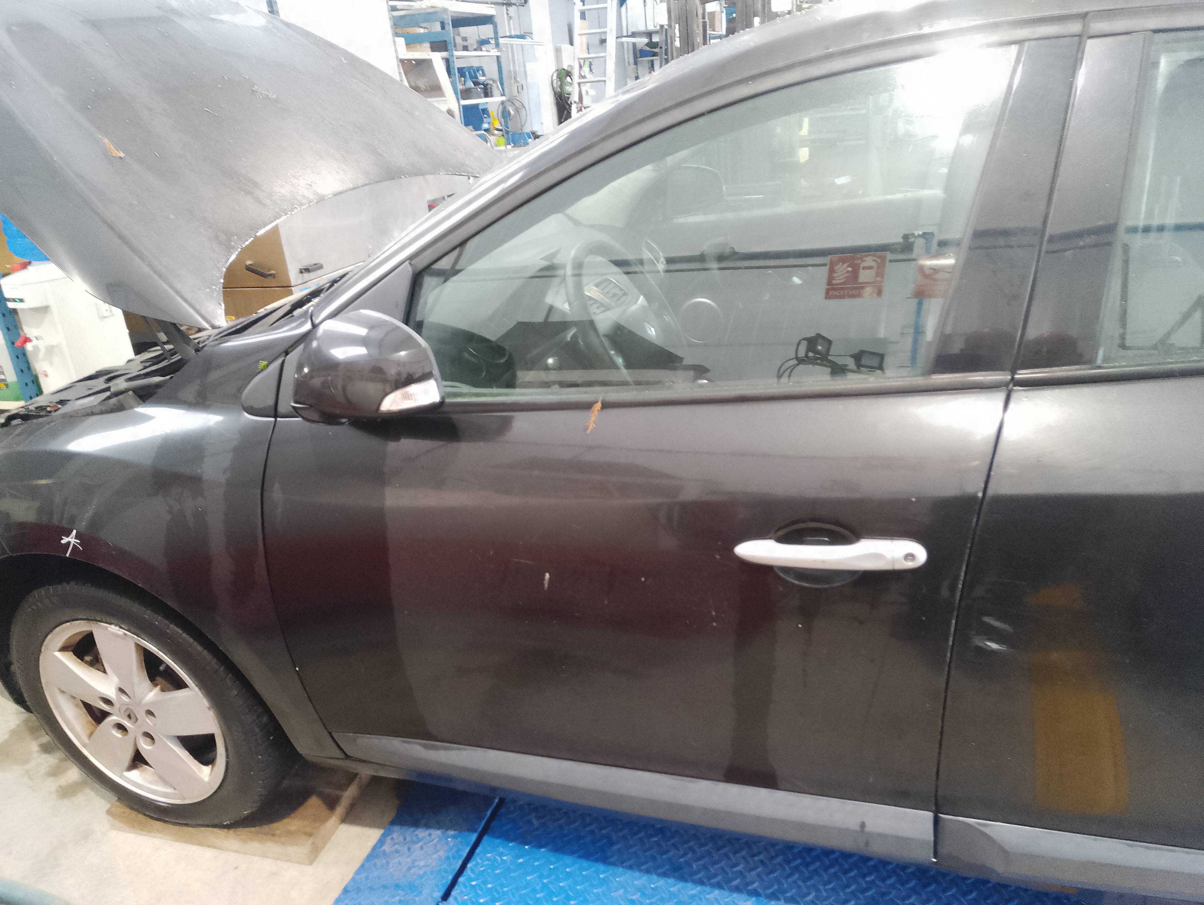 Recambio de puerta delantera izquierda para renault megane iii berlina 5 p business referencia OEM IAM   