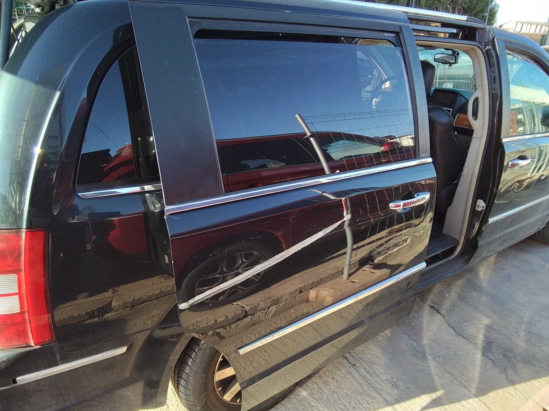 Recambio de puerta lateral corredera derecha para chrysler grand voyager limited referencia OEM IAM   