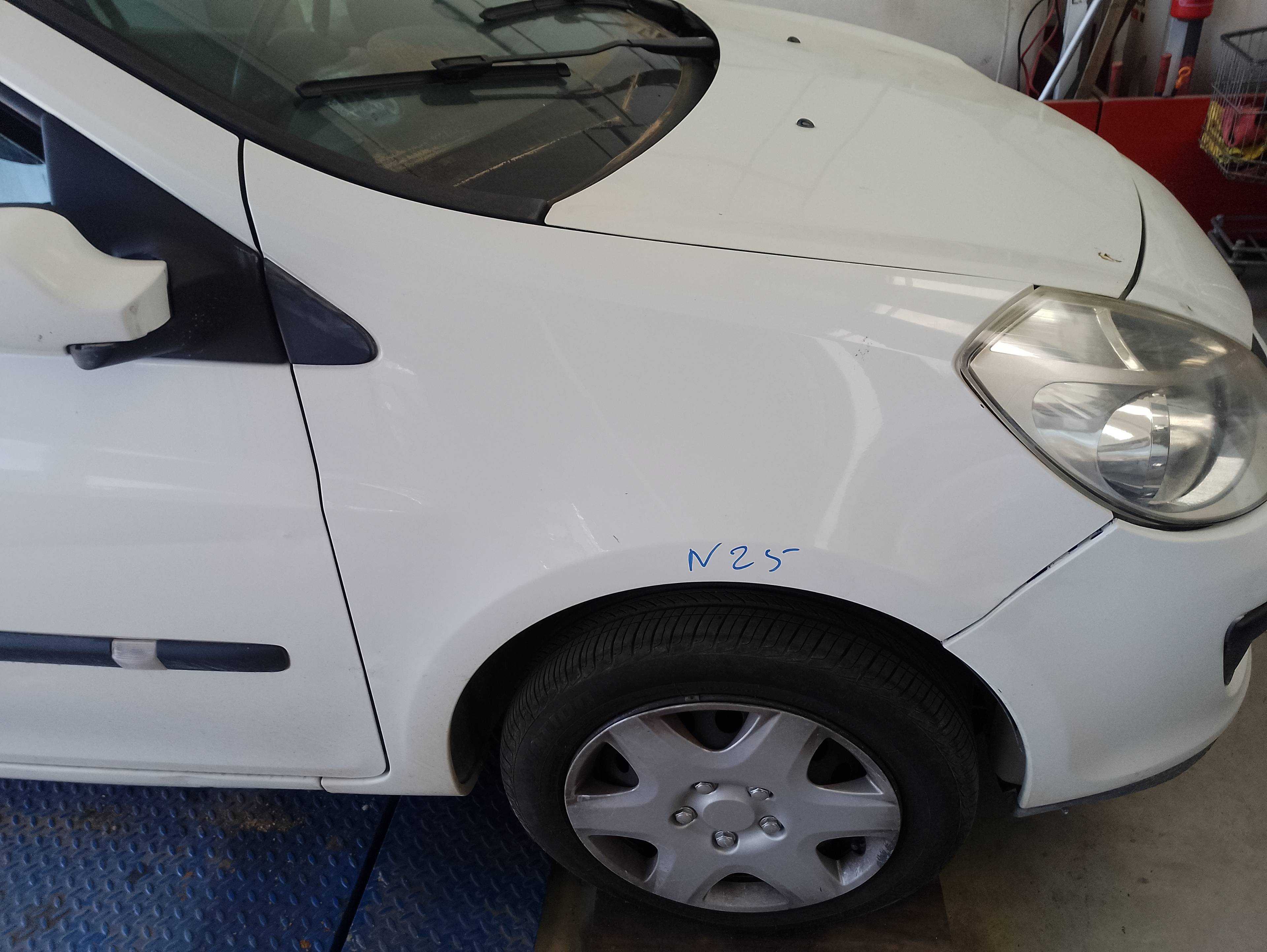 Recambio de aleta delantera derecha para renault clio iii referencia OEM IAM   