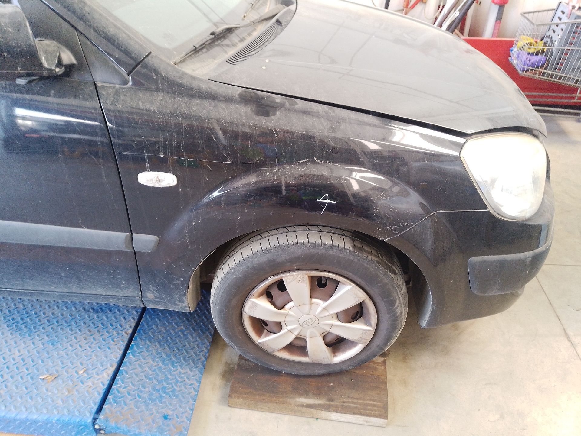 Recambio de aleta delantera derecha para kia rio ii sedán (jb) 1.4 16v referencia OEM IAM 663211G350  