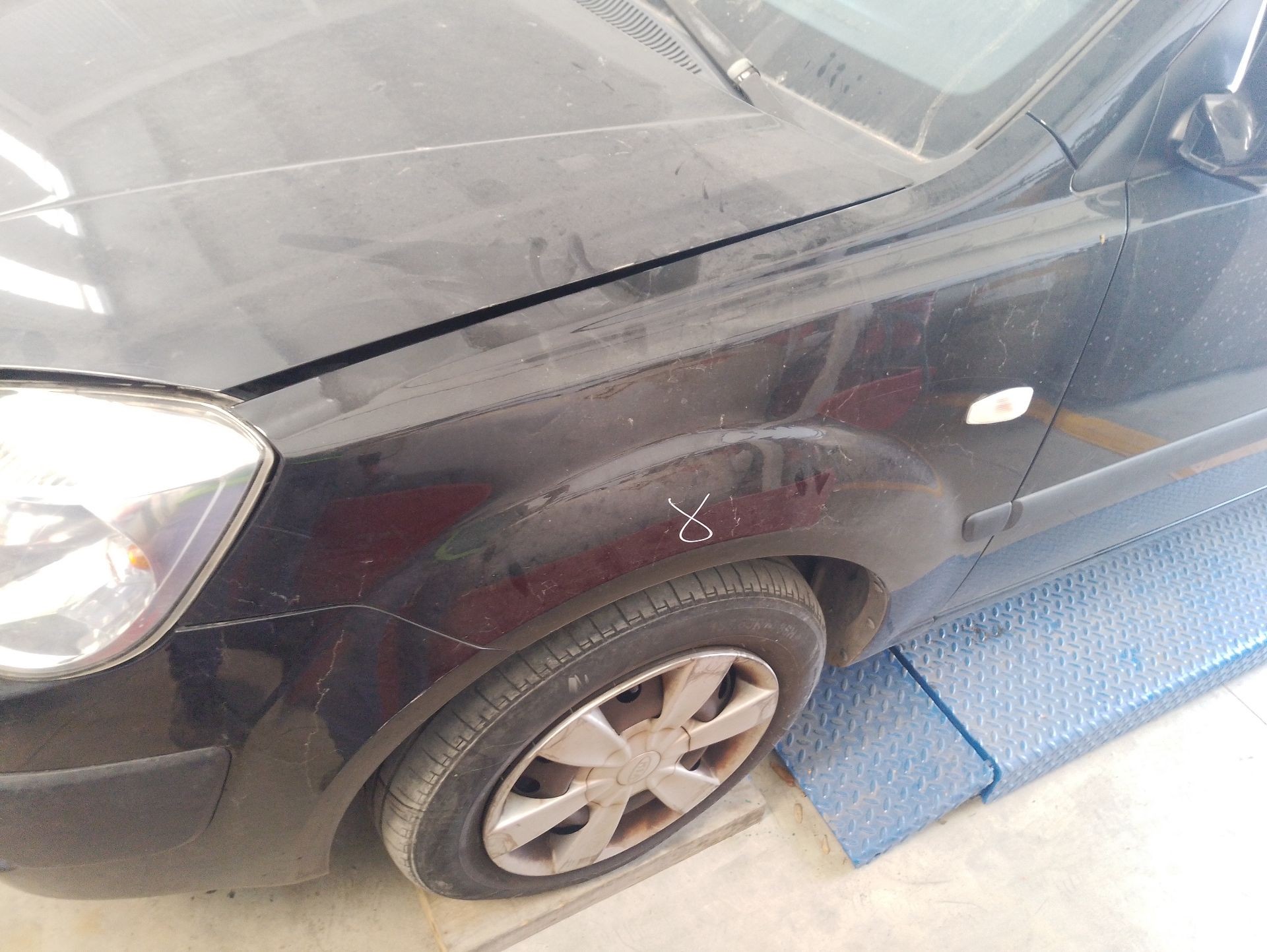 Recambio de aleta delantera izquierda para kia rio ii sedán (jb) 1.4 16v referencia OEM IAM 663111G350  