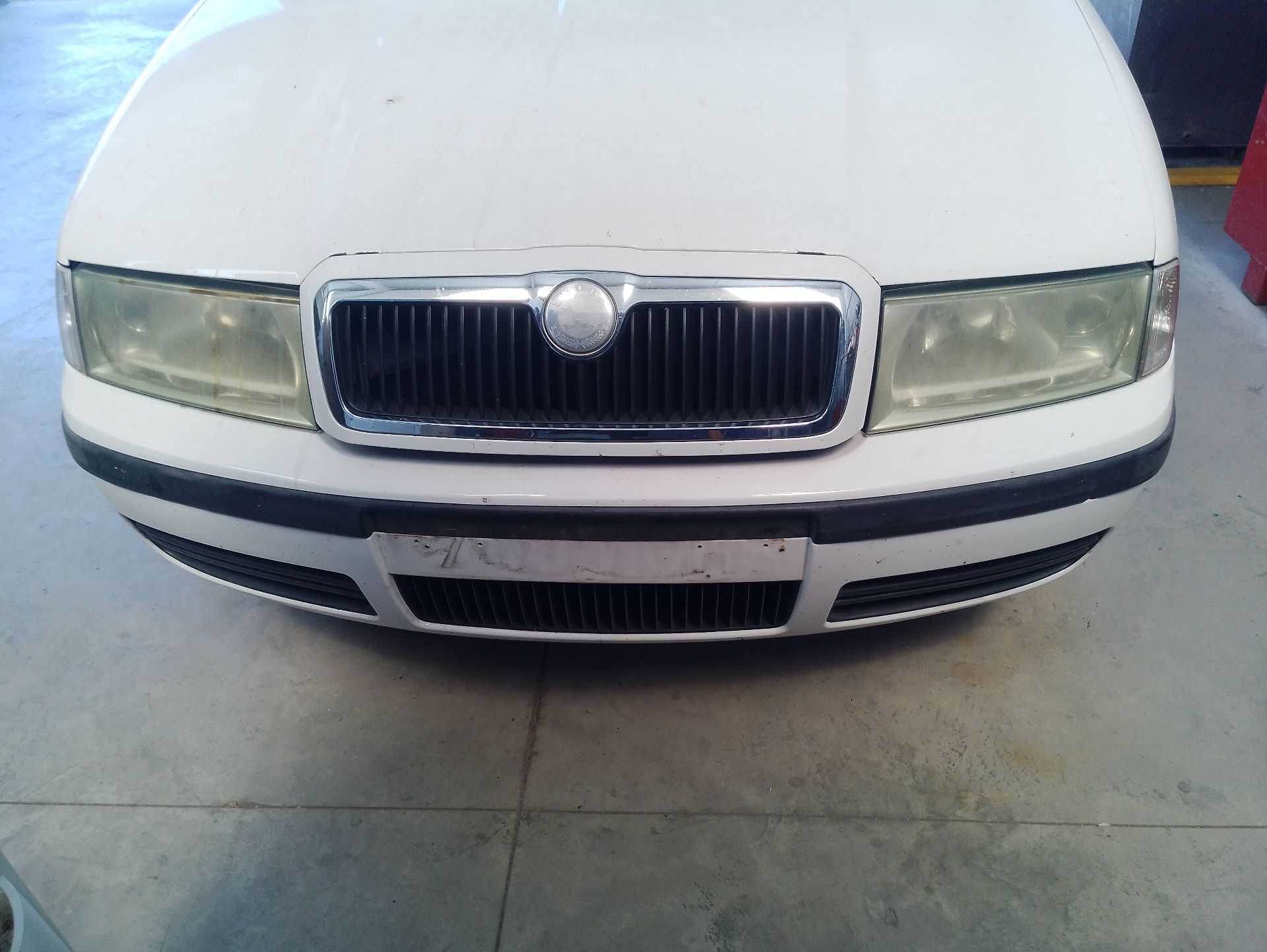 Recambio de paragolpes delantero para skoda octavia i (1u2) 1.9 tdi referencia OEM IAM 1U0807221B  