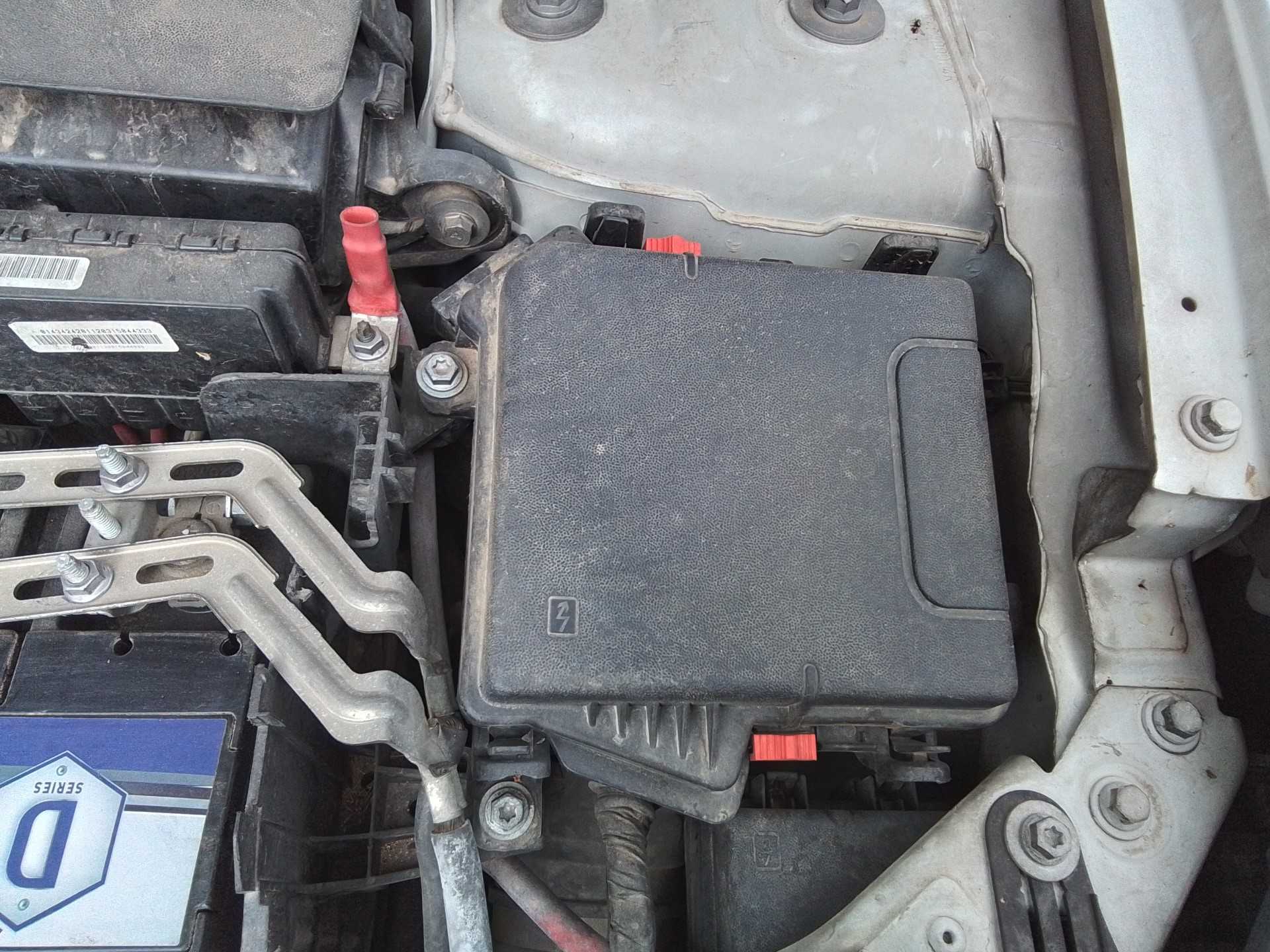Recambio de caja reles / fusibles para renault megane iii berlina 5 p business referencia OEM IAM   