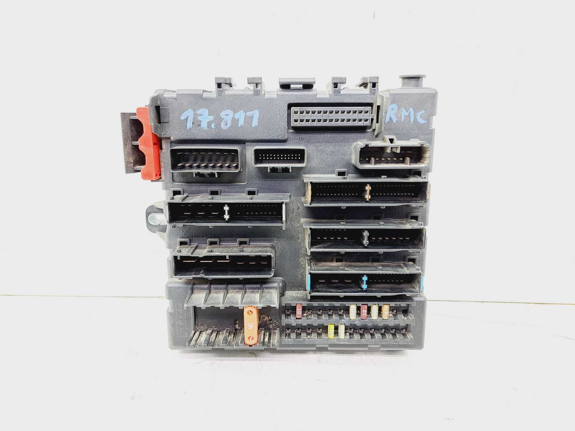 Recambio de caja reles / fusibles para opel vectra c berlina club referencia OEM IAM 13112910  