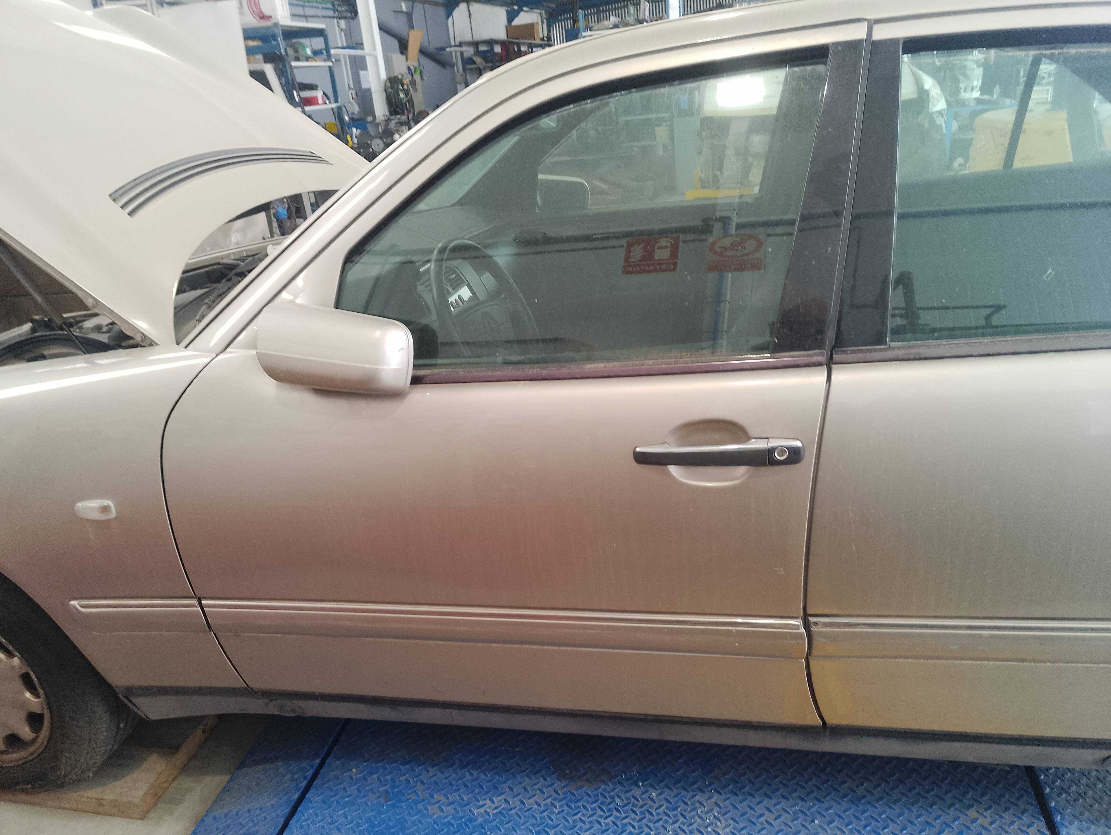 Recambio de puerta delantera izquierda para mercedes-benz clase e (w210) berlina 200 (210.035) referencia OEM IAM   