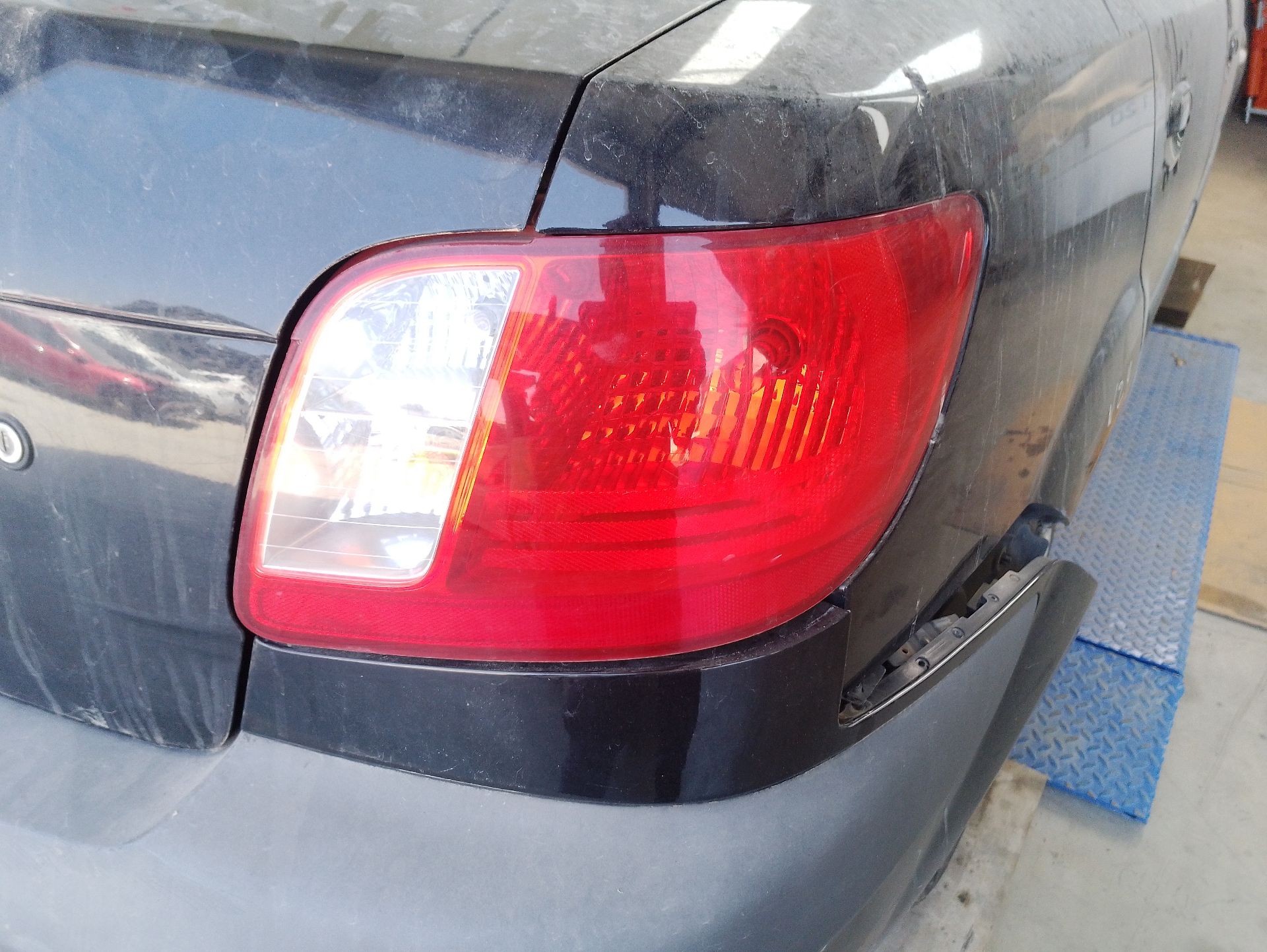 Recambio de piloto trasero derecho para kia rio ii sedán (jb) 1.4 16v referencia OEM IAM 924021G210  