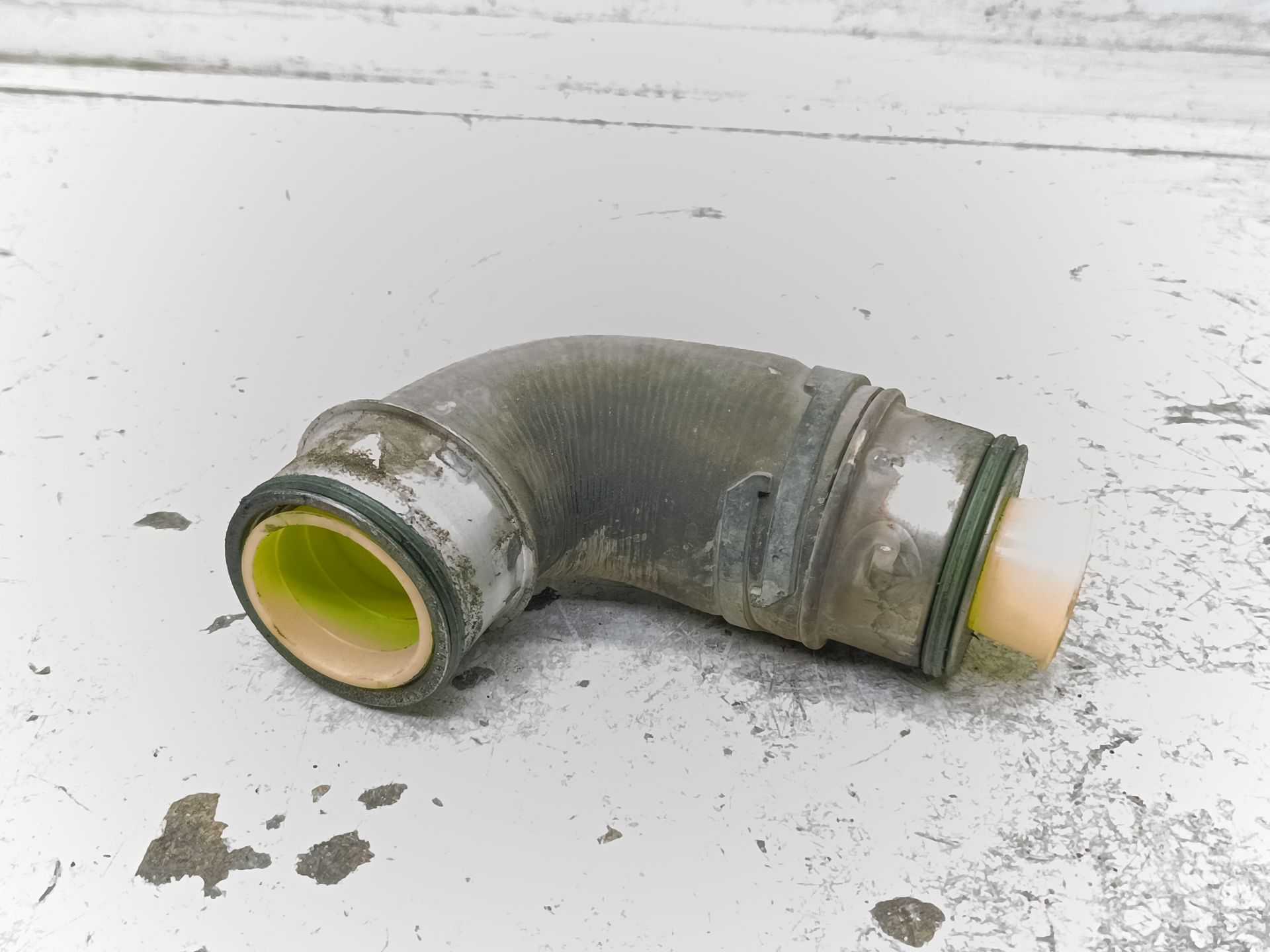 Recambio de tubo para volkswagen golf v berlina (1k1) gt sport referencia OEM IAM 038131111B  