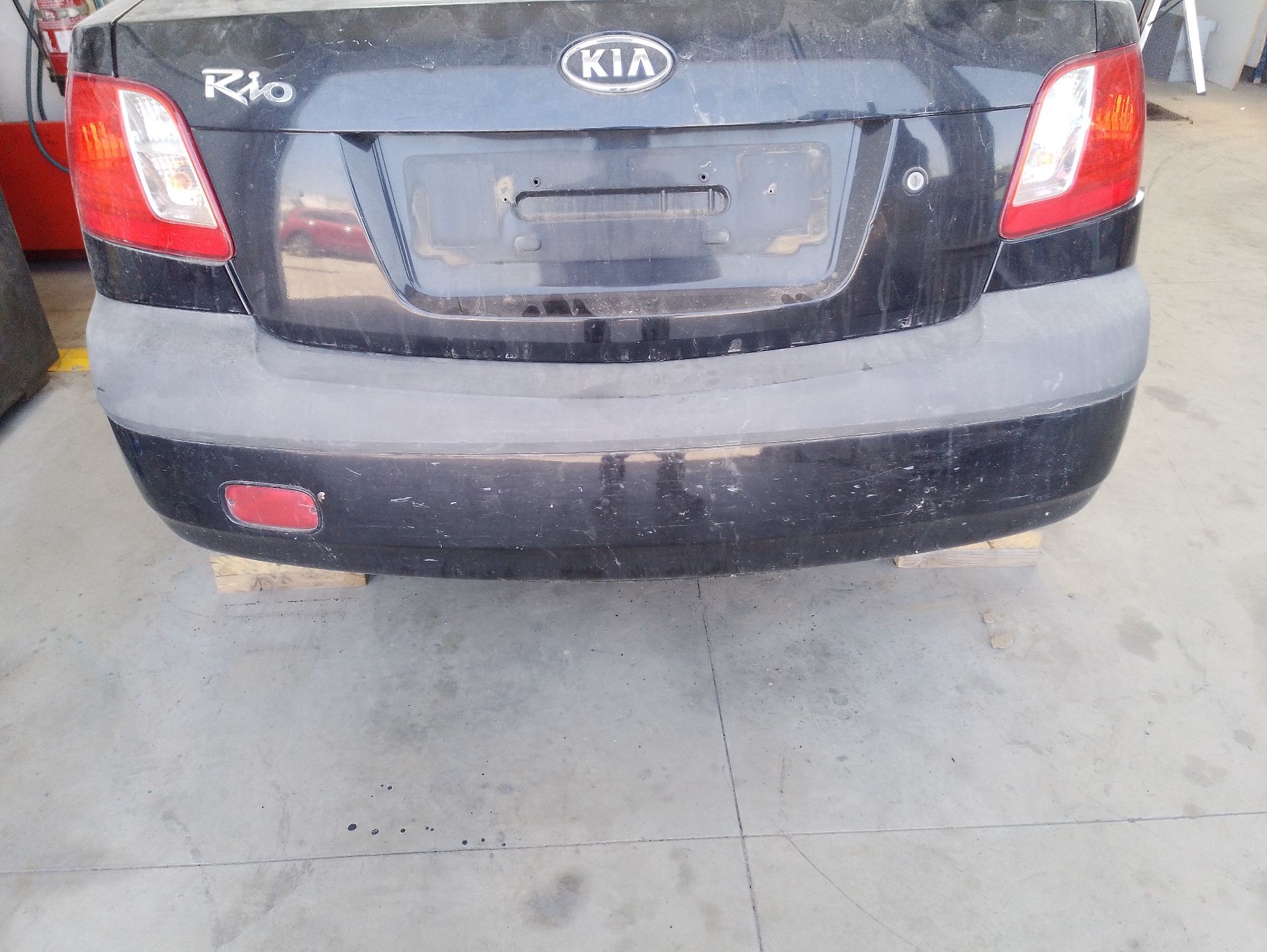 Recambio de paragolpes trasero para kia rio ii sedán (jb) 1.4 16v referencia OEM IAM 866111G200  