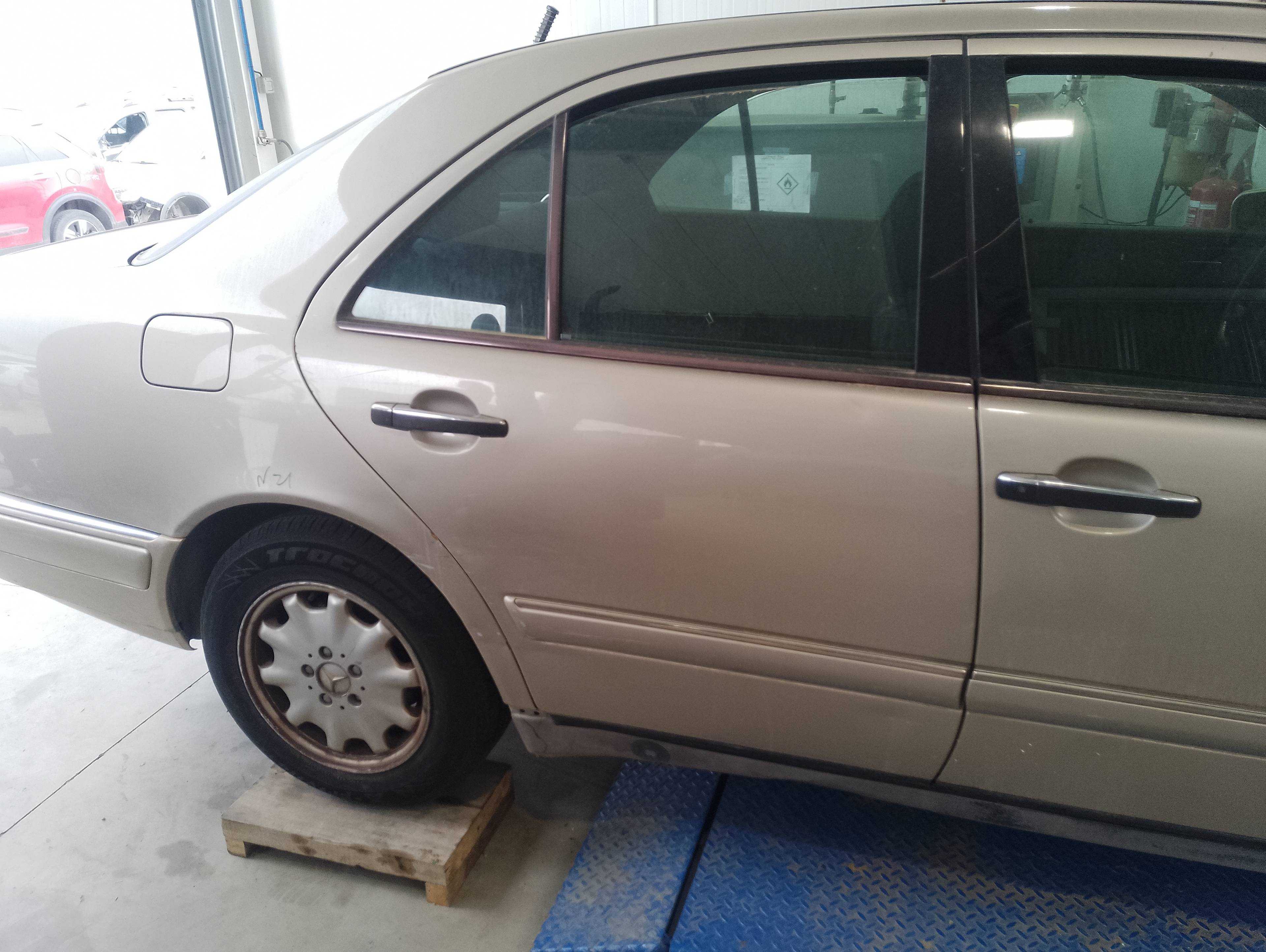 Recambio de puerta trasera derecha para mercedes-benz clase e (w210) berlina 200 (210.035) referencia OEM IAM   