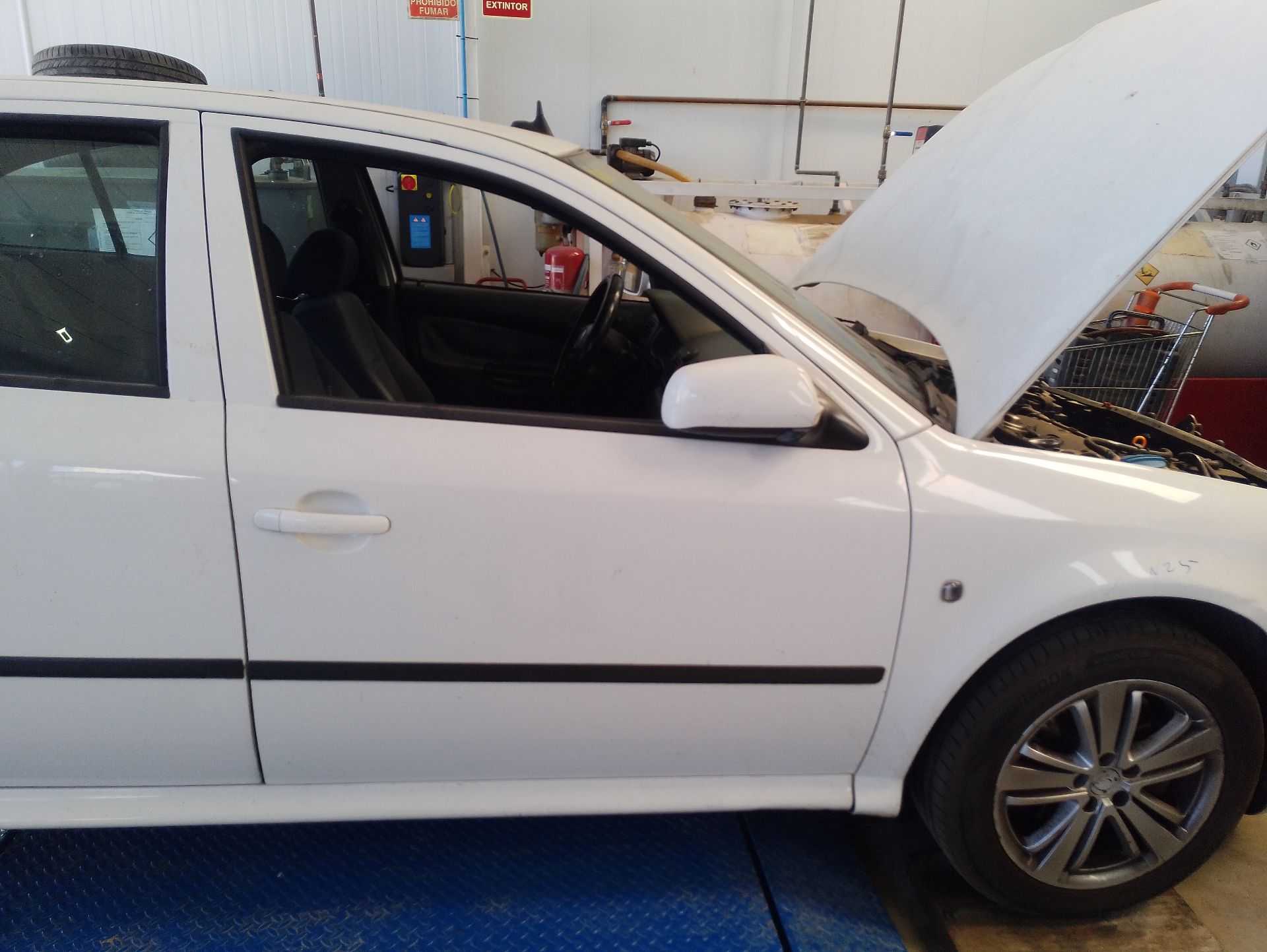 Recambio de puerta delantera derecha para skoda octavia i (1u2) 1.9 tdi referencia OEM IAM 1U4831056  