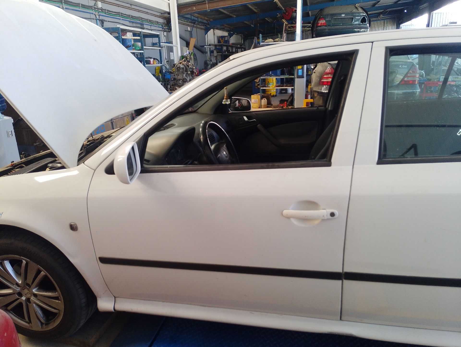 Recambio de puerta delantera izquierda para skoda octavia i (1u2) 1.9 tdi referencia OEM IAM 1U4831055  