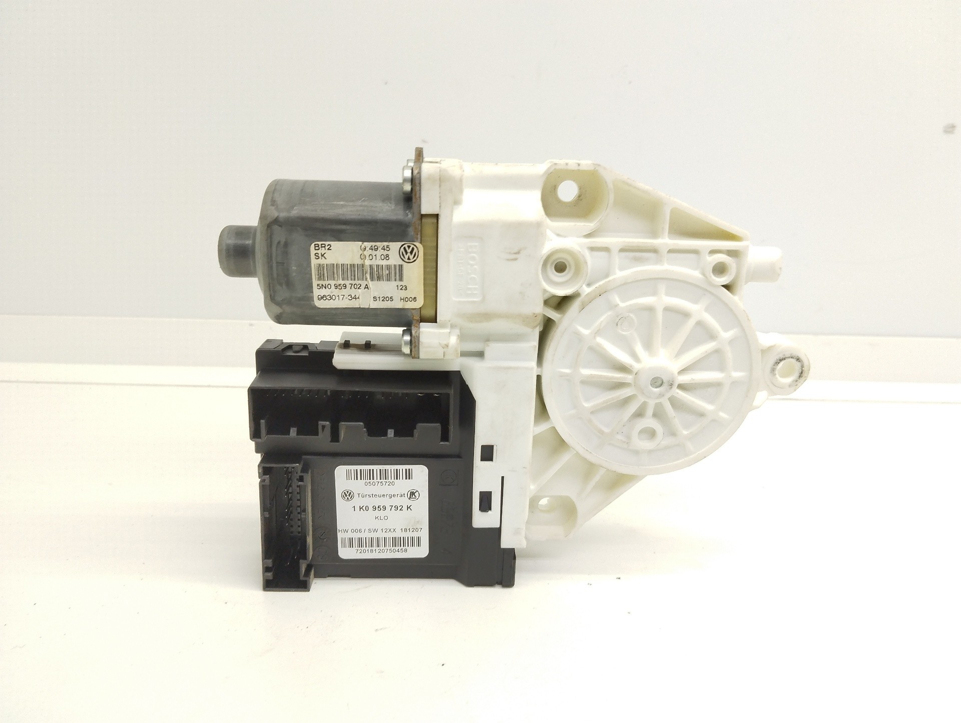 Recambio de motor elevalunas delantero derecho para volkswagen tiguan (5n1) 2.0 tdi referencia OEM IAM 5N0959702A 0130822467 BOS