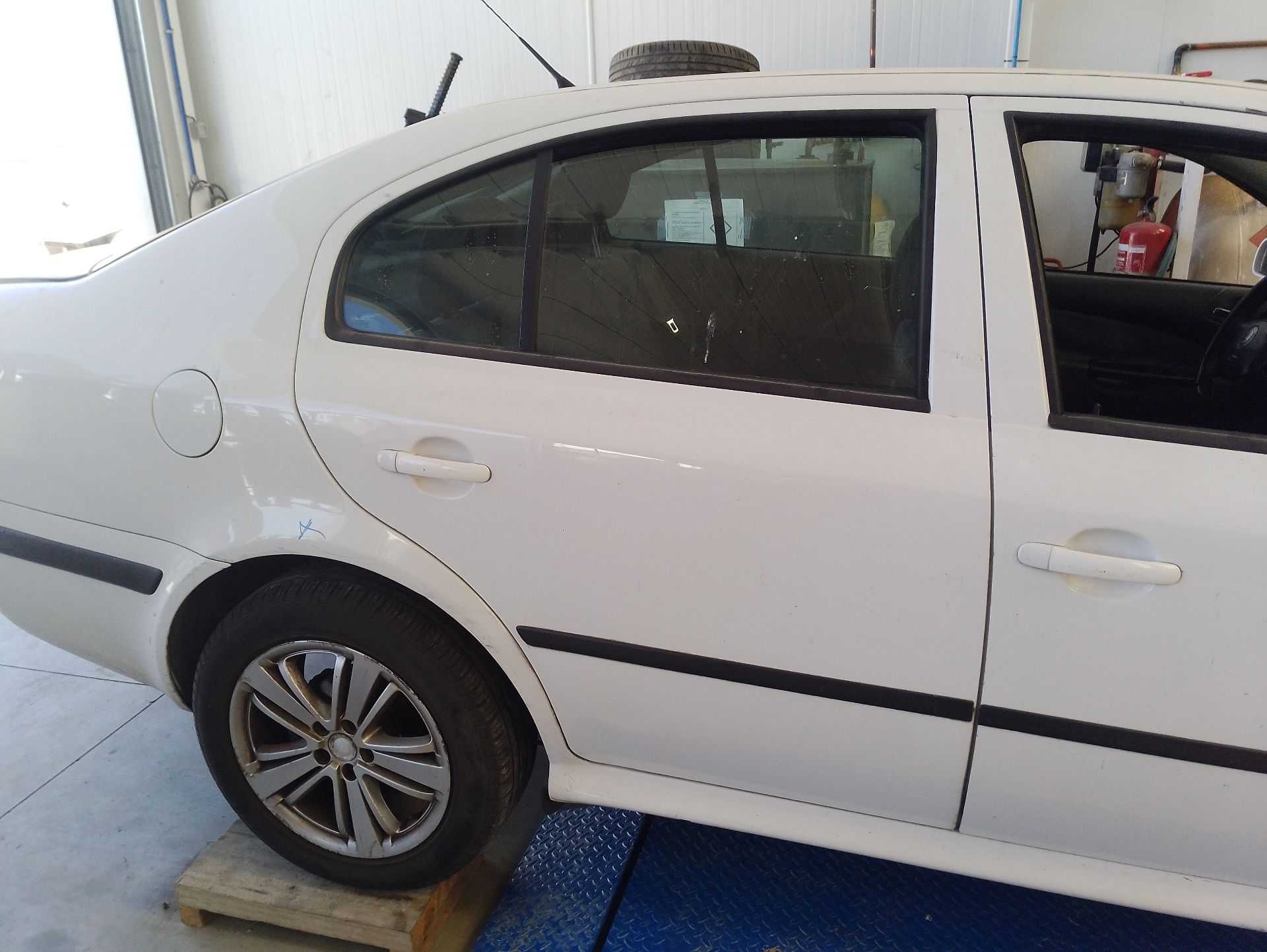 Recambio de puerta trasera derecha para skoda octavia i (1u2) 1.9 tdi referencia OEM IAM 1U4833056  