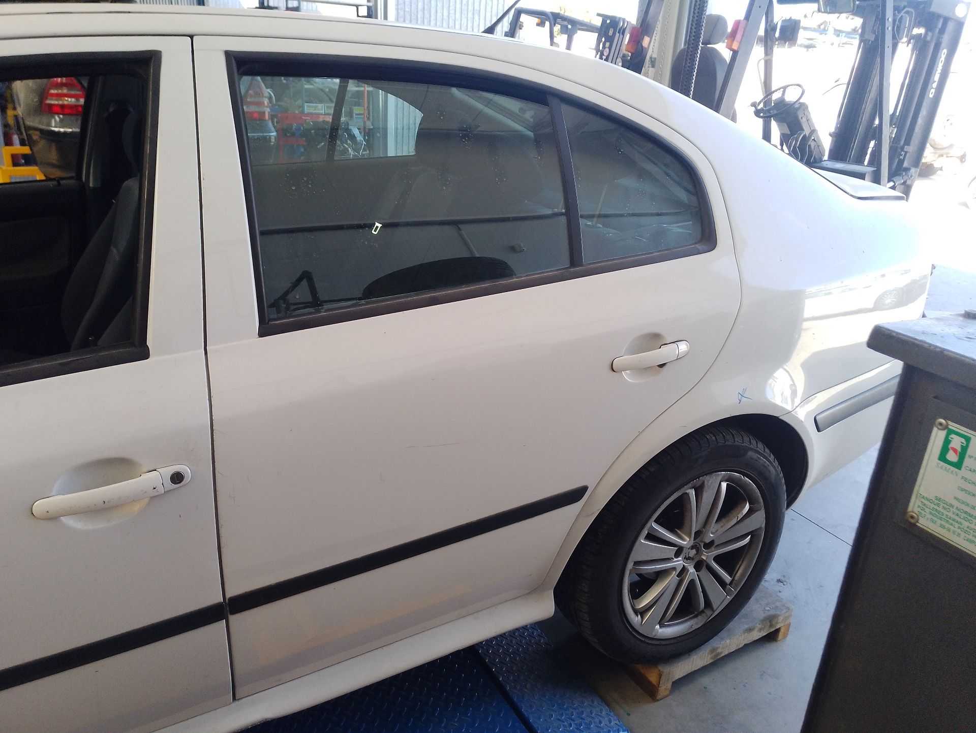 Recambio de puerta trasera izquierda para skoda octavia i (1u2) 1.9 tdi referencia OEM IAM 1U4833055  