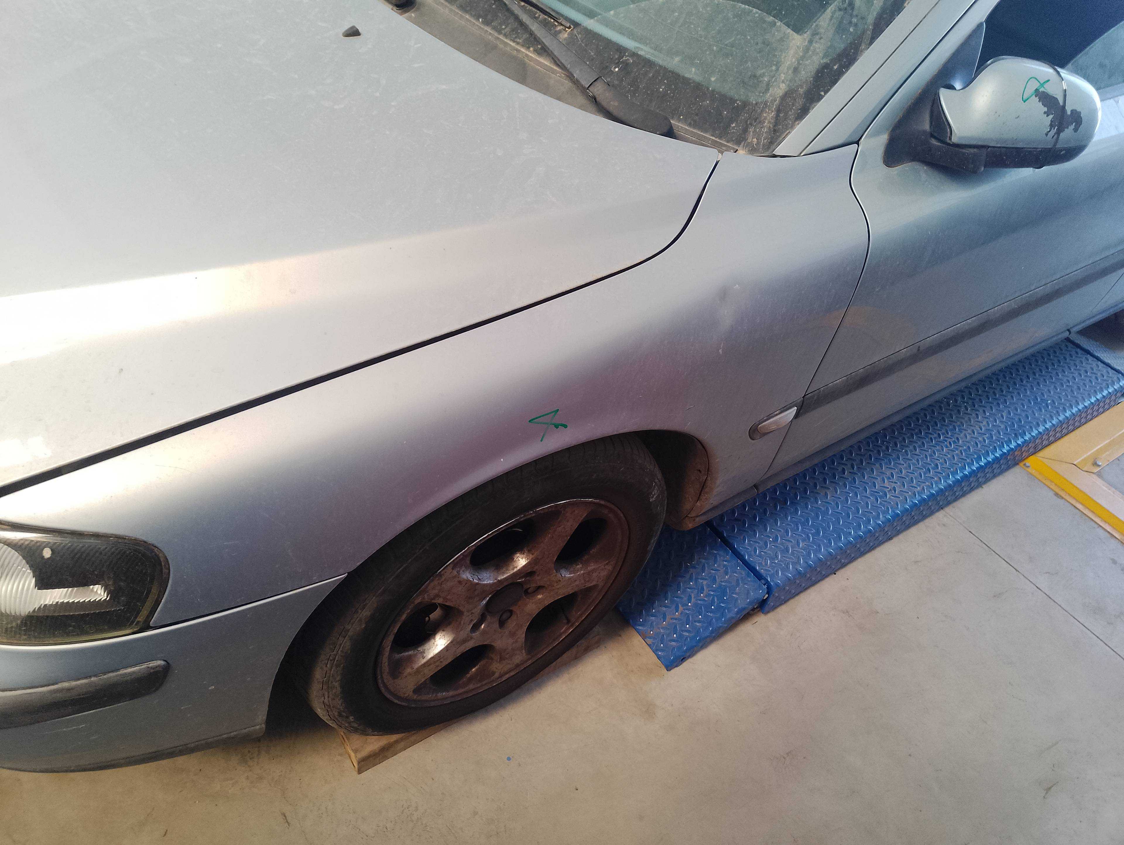 Recambio de aleta delantera izquierda para volvo s60 berlina 2.4 d referencia OEM IAM   
