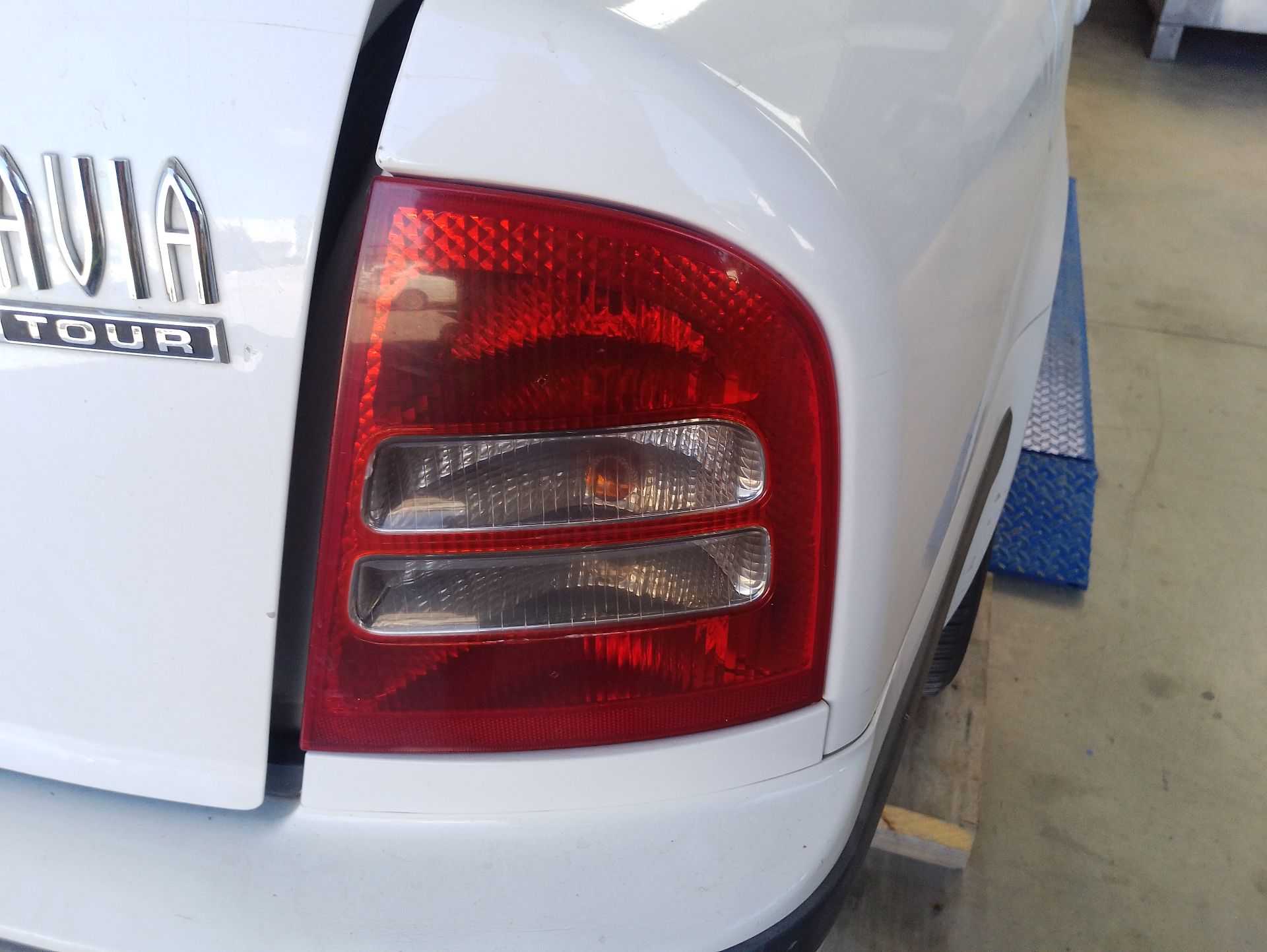 Recambio de piloto trasero derecho para skoda octavia i (1u2) 1.9 tdi referencia OEM IAM 1U6945112A  