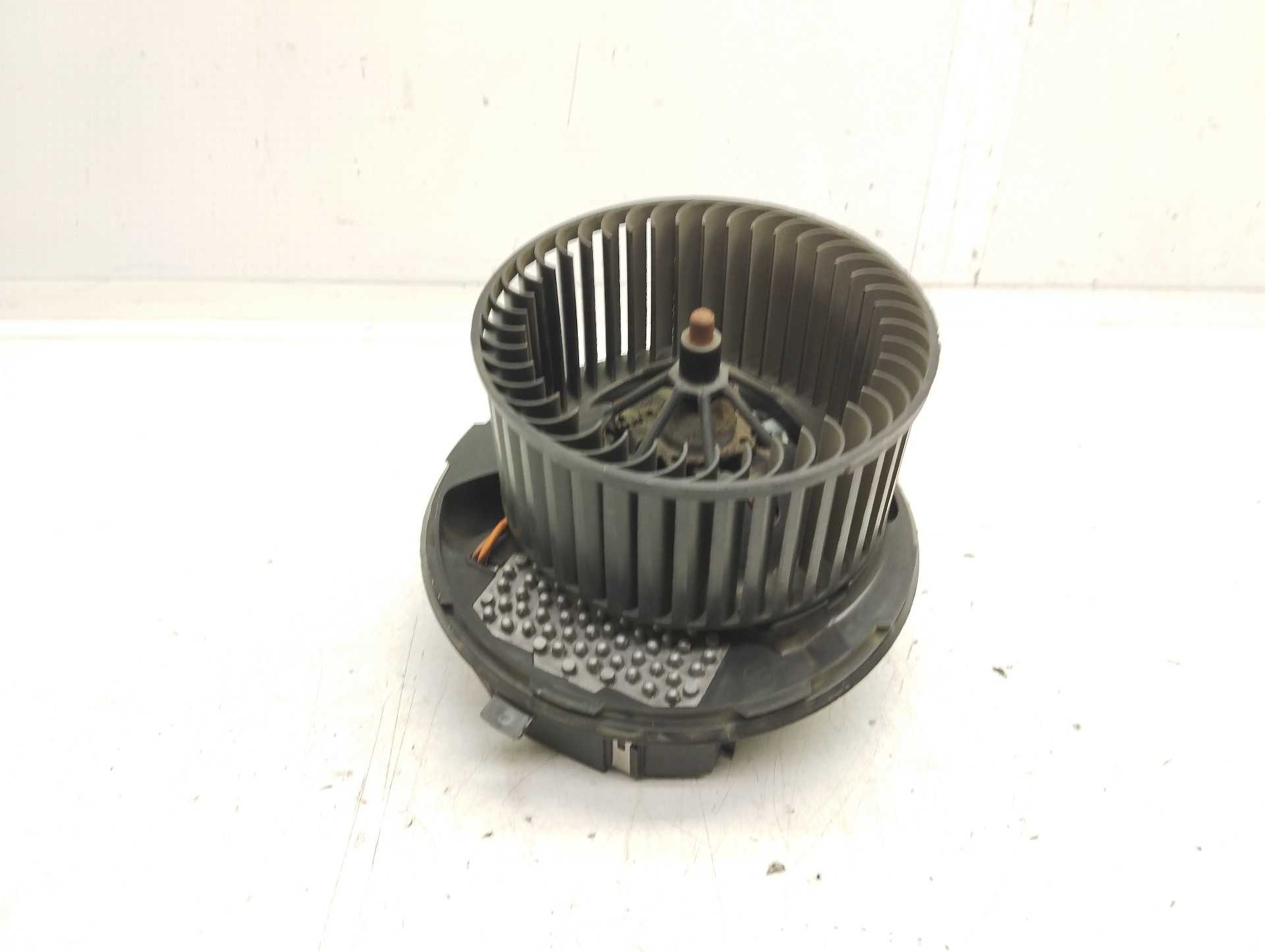 Recambio de motor calefaccion para audi q3 (8ug) attraction referencia OEM IAM 3C0907521G CZ2468105385 DENSO F011500081 BOSCH