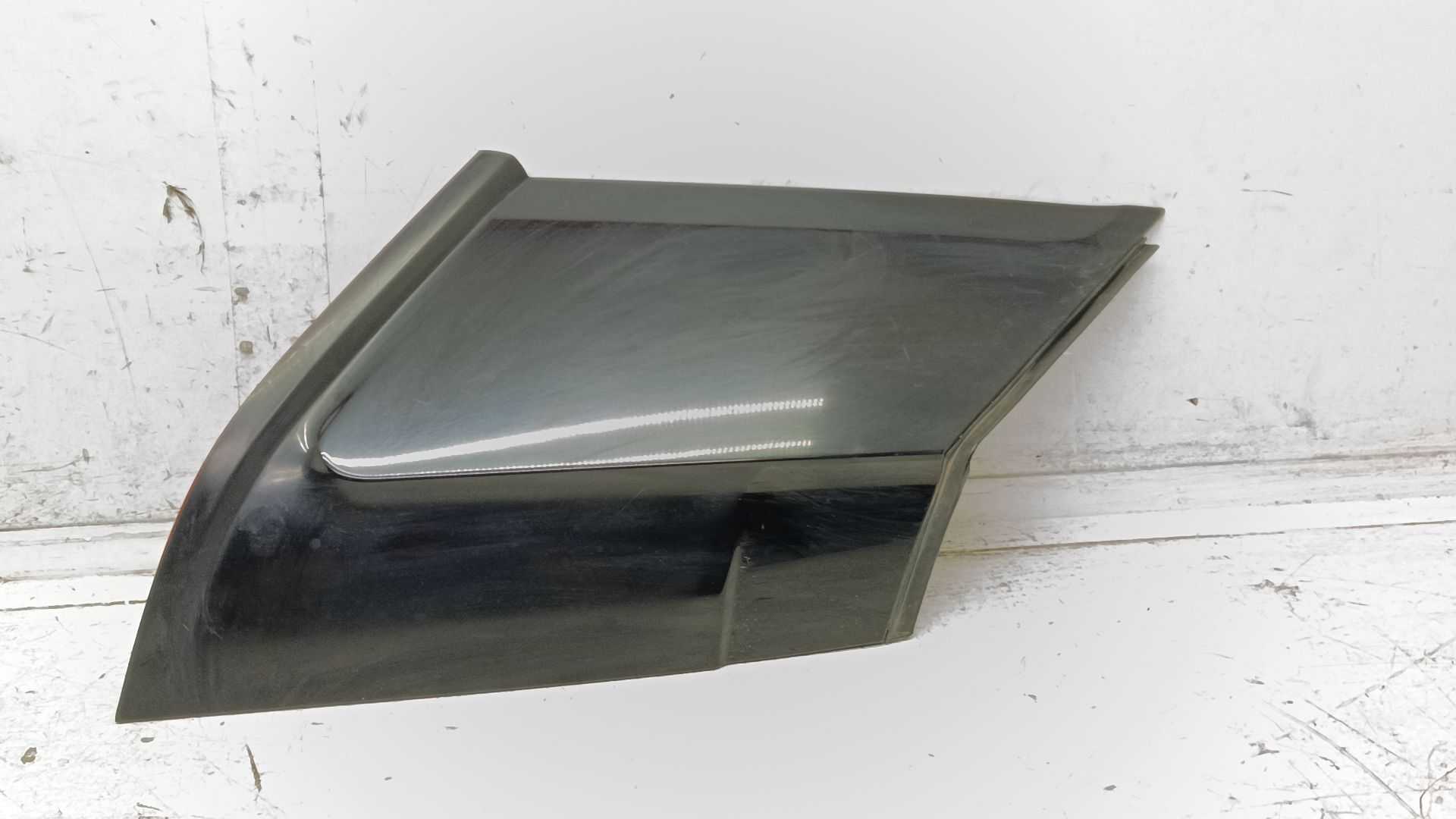 Recambio de molduras traseras para land rover range rover evoque (l551) 2.0 d150 mhev 4x4 referencia OEM IAM EJ3229149AB  