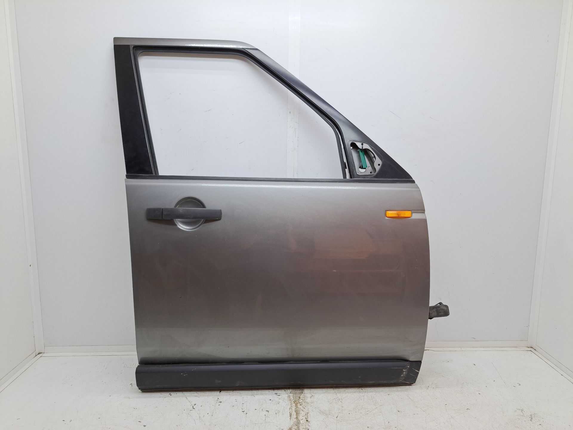 Recambio de puerta delantera derecha para land rover discovery v6 td edition 60 yrs referencia OEM IAM   