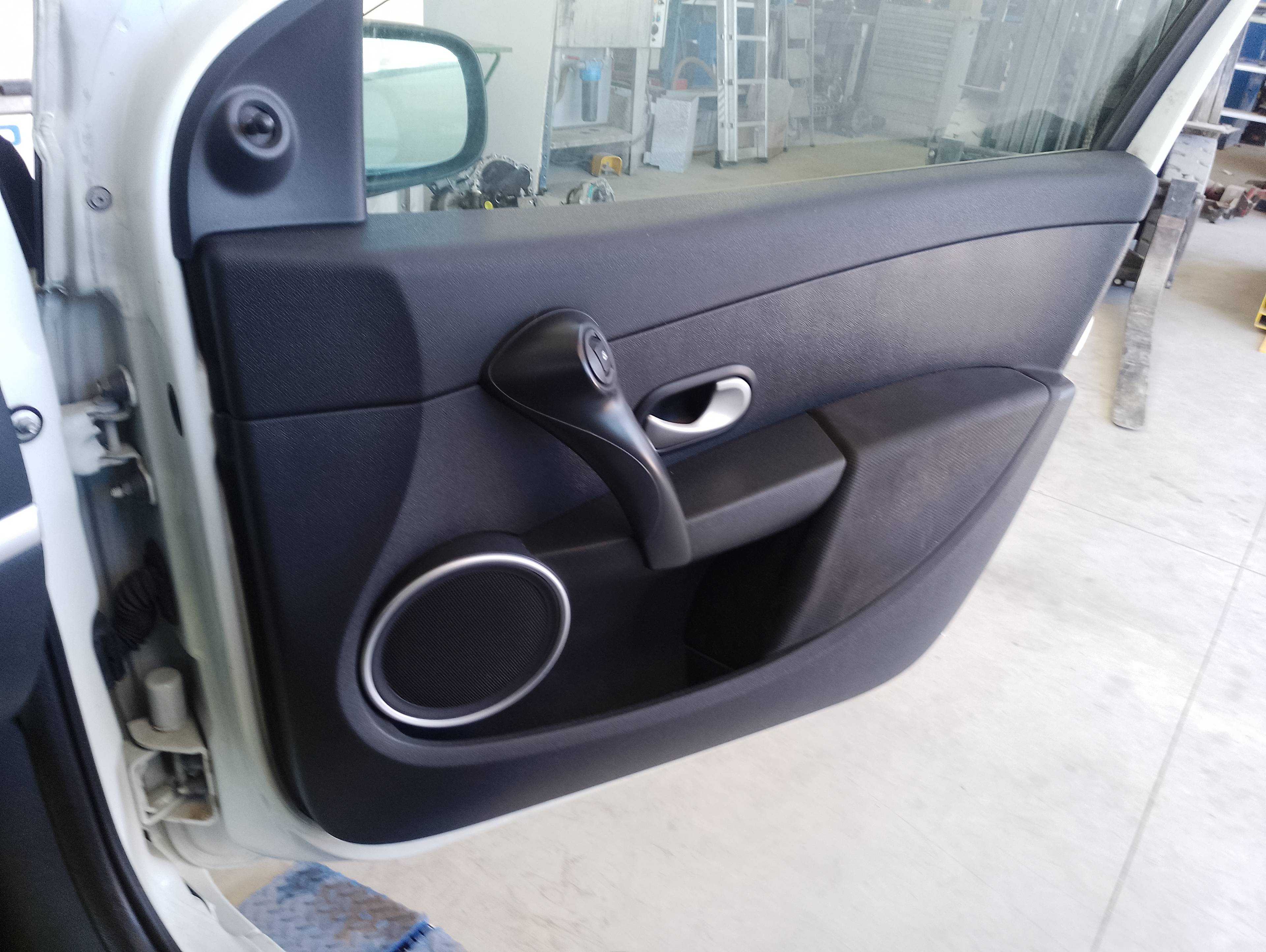 Recambio de guarnecido puerta delantera derecha para renault clio iii referencia OEM IAM   
