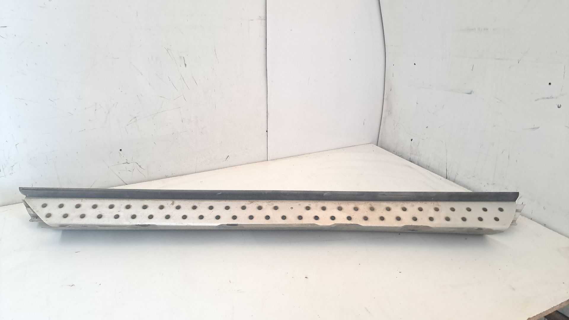 Recambio de estribo izquierdo para bmw x5 (e53) referencia OEM IAM 8403077  