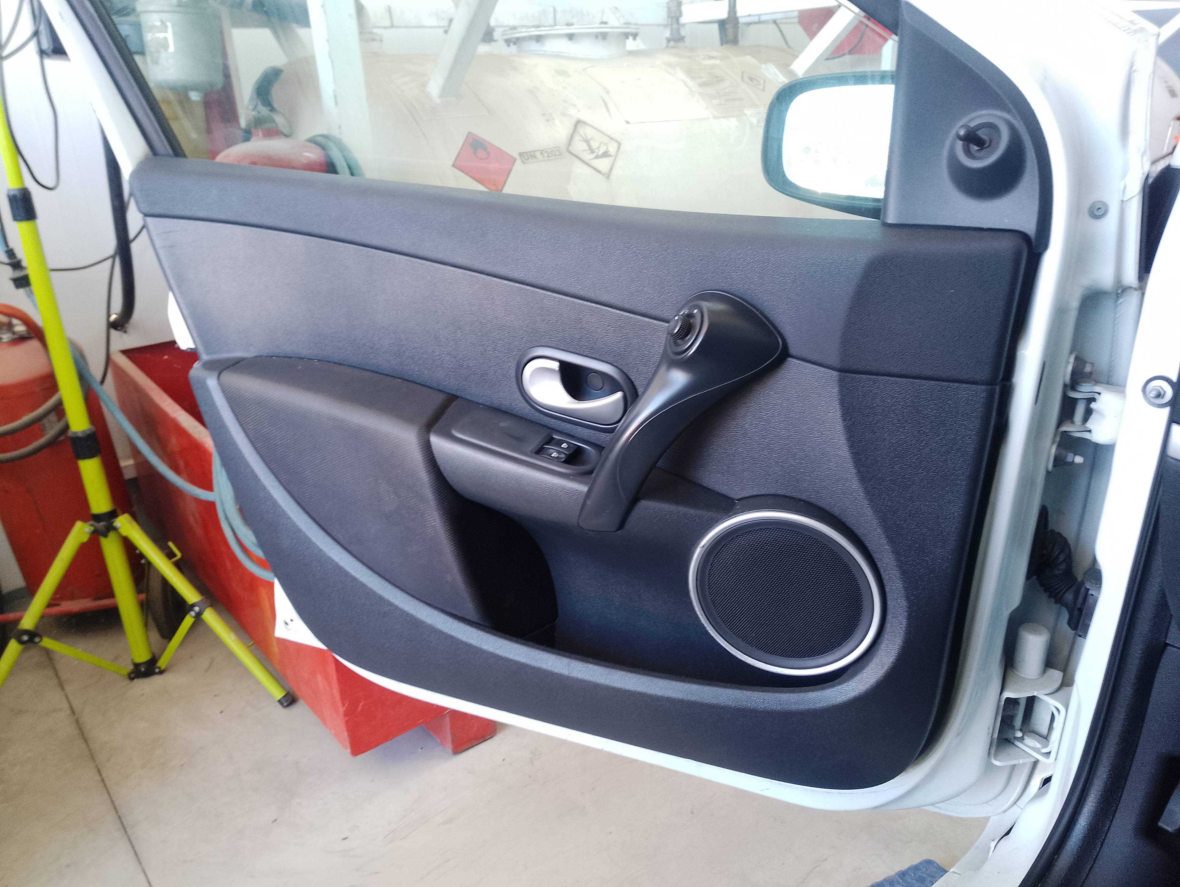 Recambio de guarnecido puerta delantera izquierda para renault clio iii referencia OEM IAM   