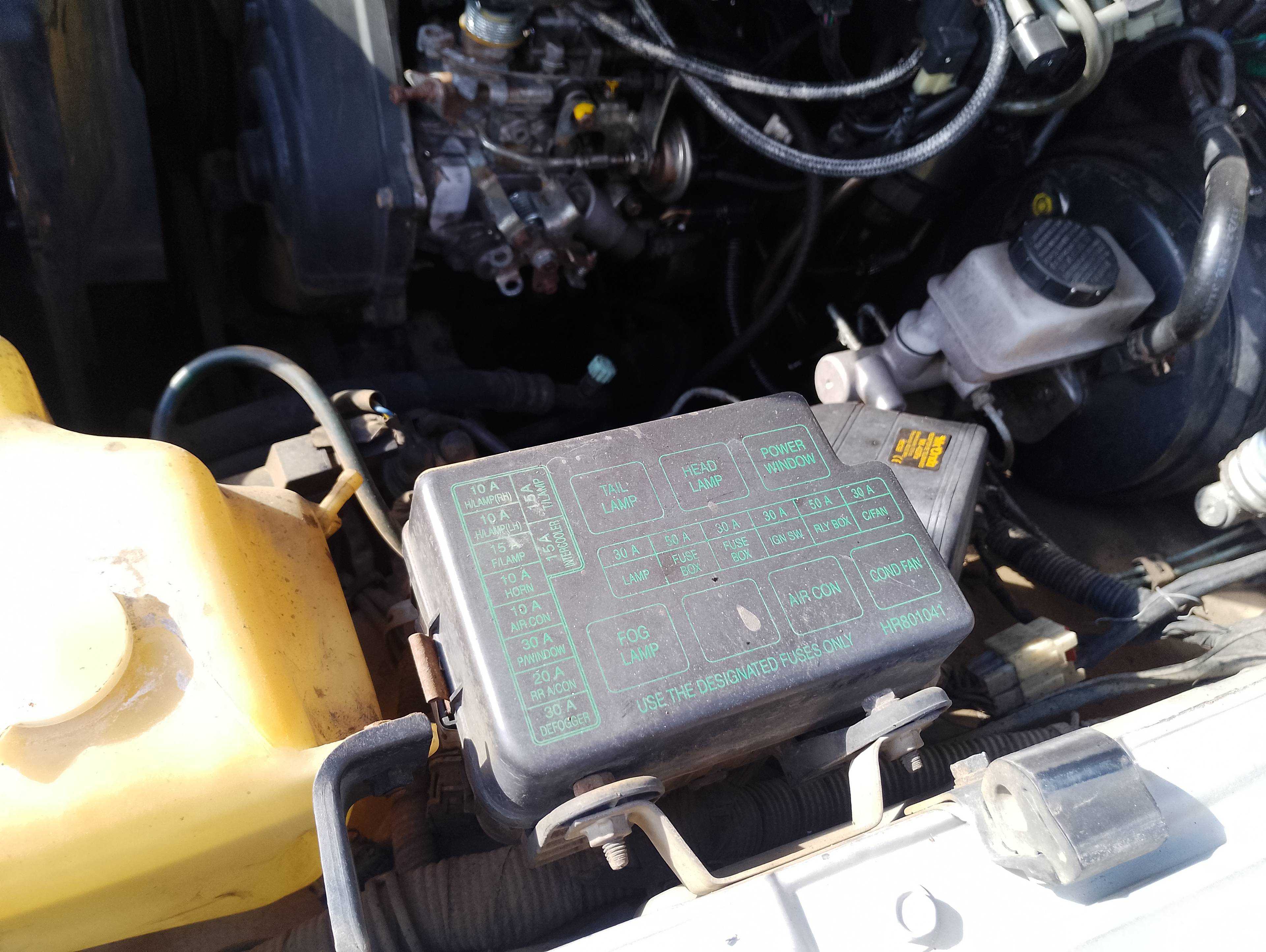 Recambio de caja reles / fusibles para mitsubishi galloper (hyundai) 2.5 td (5-ptas.) referencia OEM IAM   