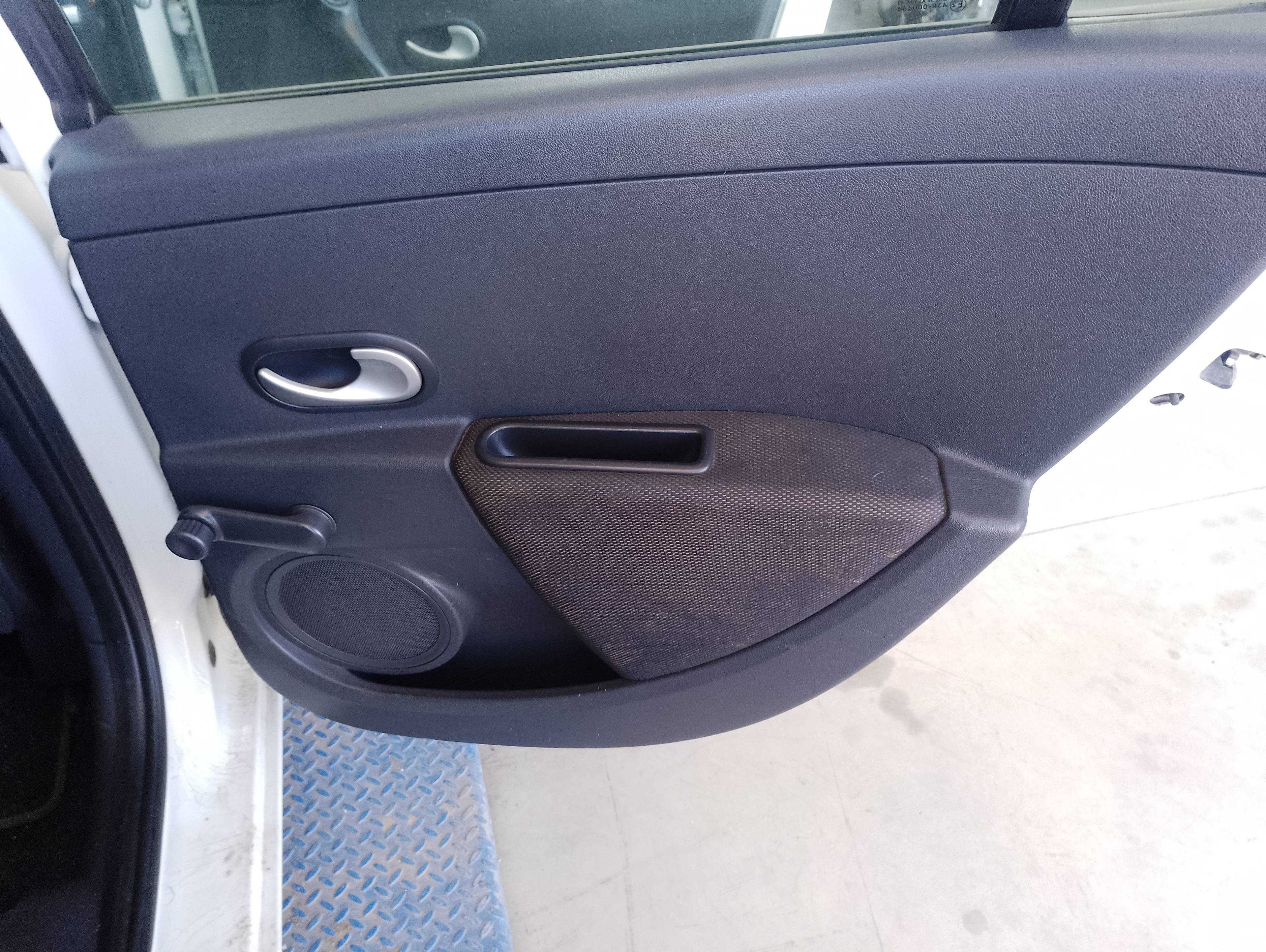 Recambio de guarnecido puerta trasera derecha para renault clio iii referencia OEM IAM   