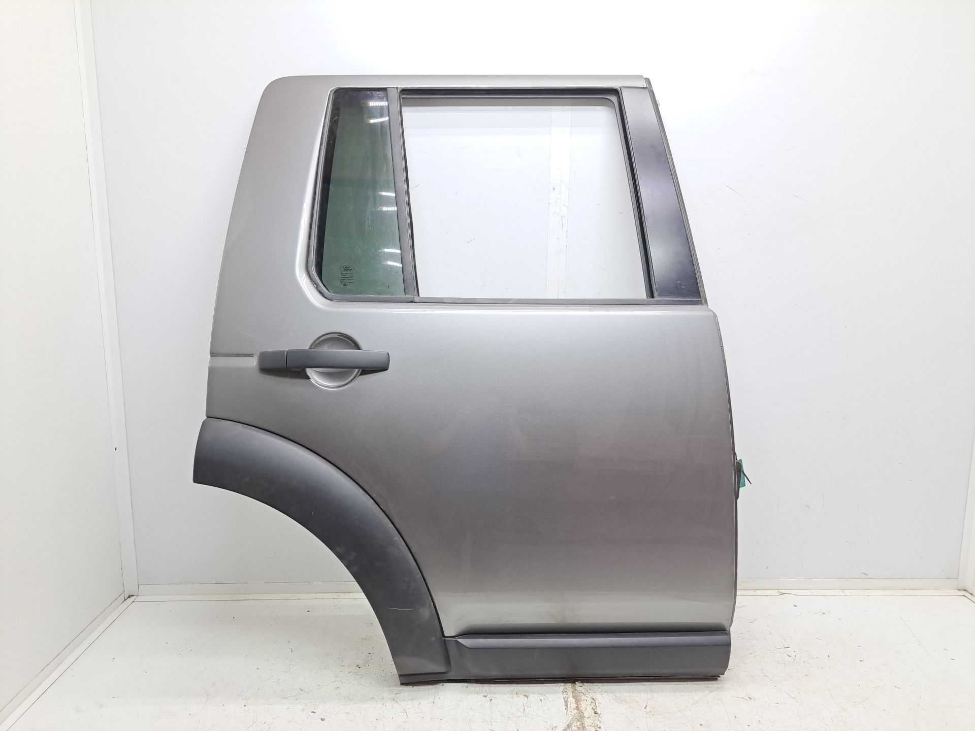 Recambio de puerta trasera derecha para land rover discovery v6 td edition 60 yrs referencia OEM IAM   