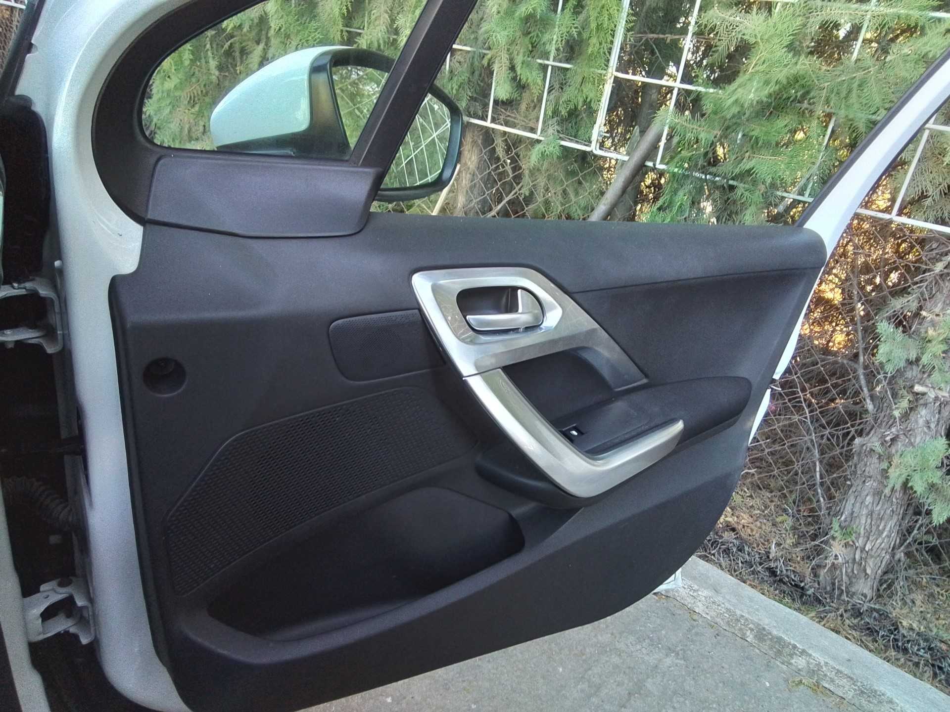 Recambio de guarnecido puerta delantera derecha para peugeot 2008 (--.2013) allure referencia OEM IAM 98358416ZD VISTEON 