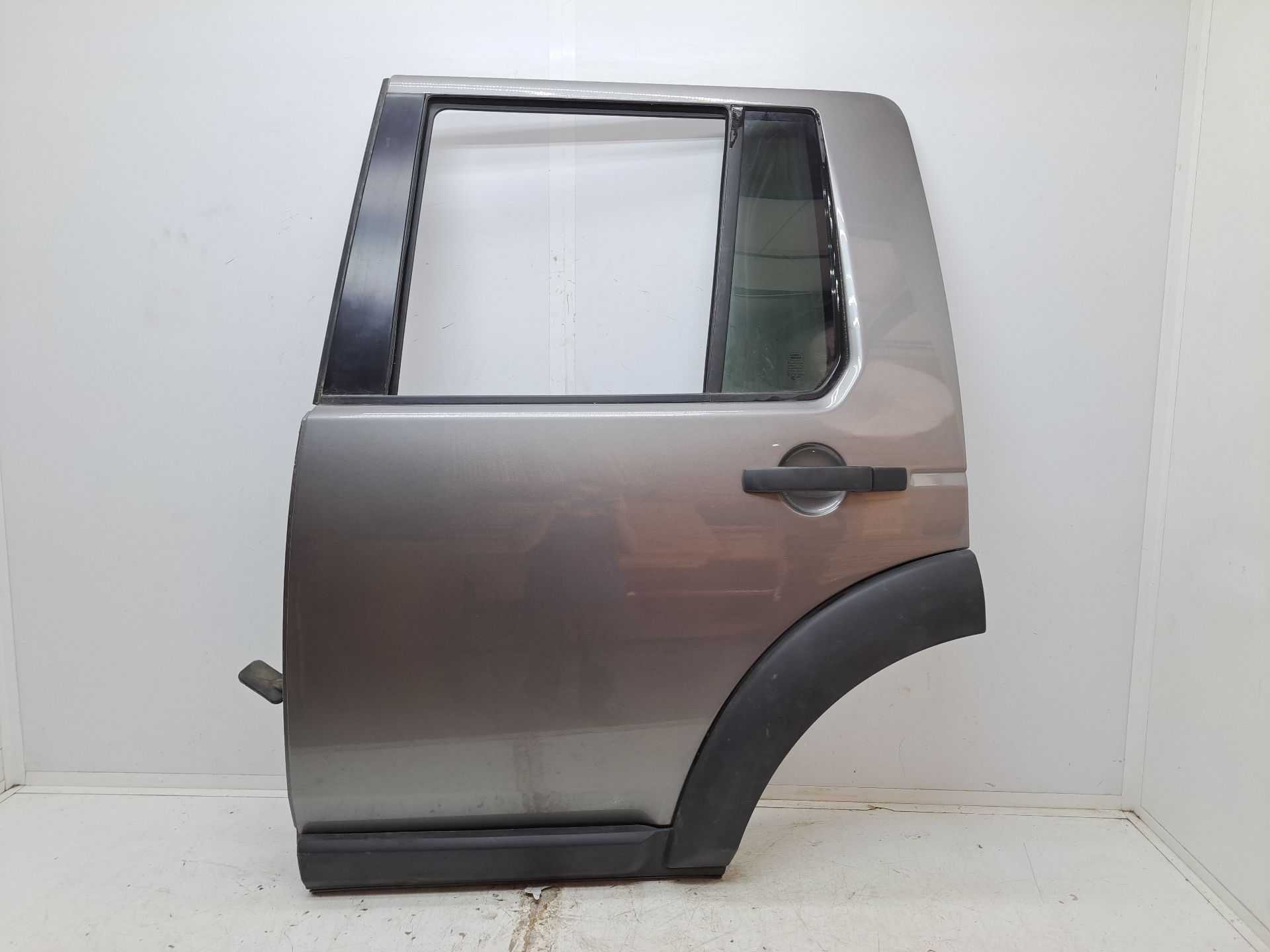 Recambio de puerta trasera izquierda para land rover discovery v6 td edition 60 yrs referencia OEM IAM   