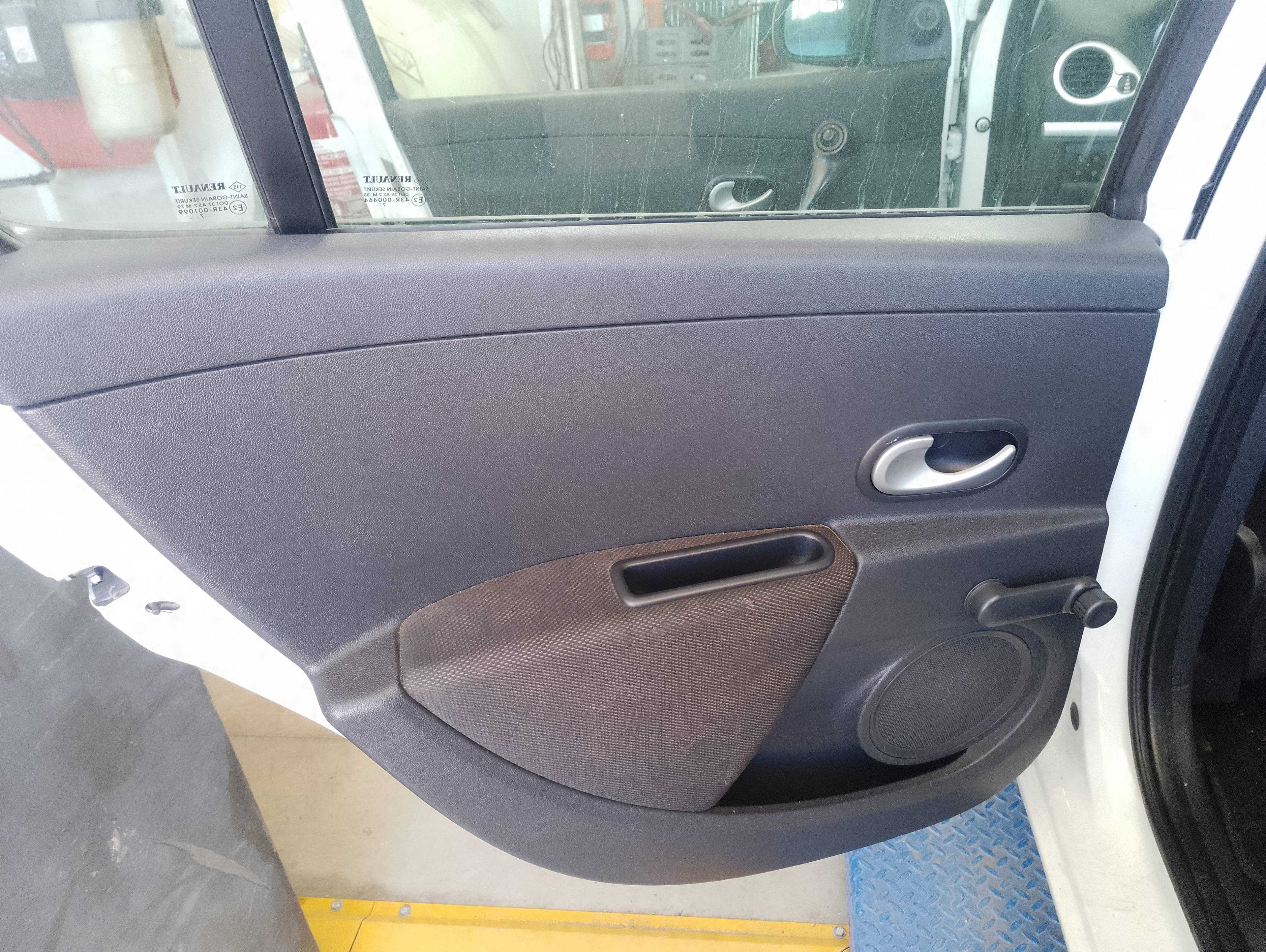 Recambio de guarnecido puerta trasera izquierda para renault clio iii referencia OEM IAM   