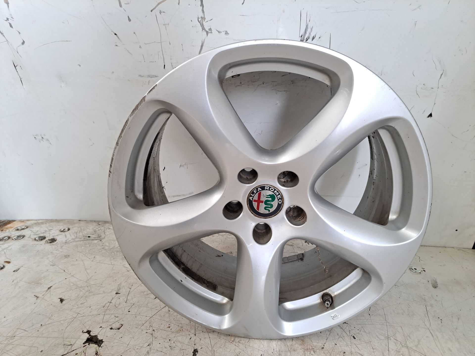 Recambio de llanta para alfa romeo stelvio (630) executive 4wd referencia OEM IAM r18 156117306 
