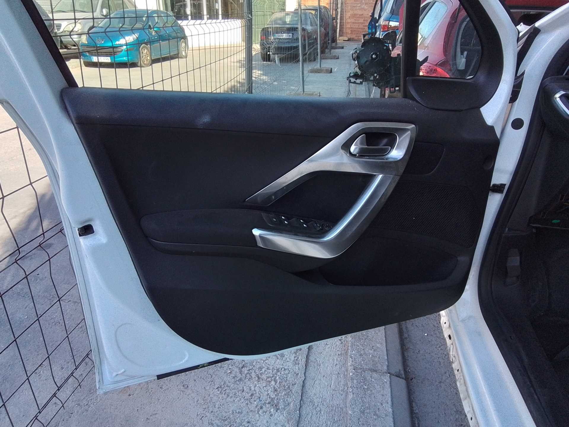 Recambio de guarnecido puerta delantera izquierda para peugeot 2008 (--.2013) allure referencia OEM IAM 98358414ZD VISTEON 
