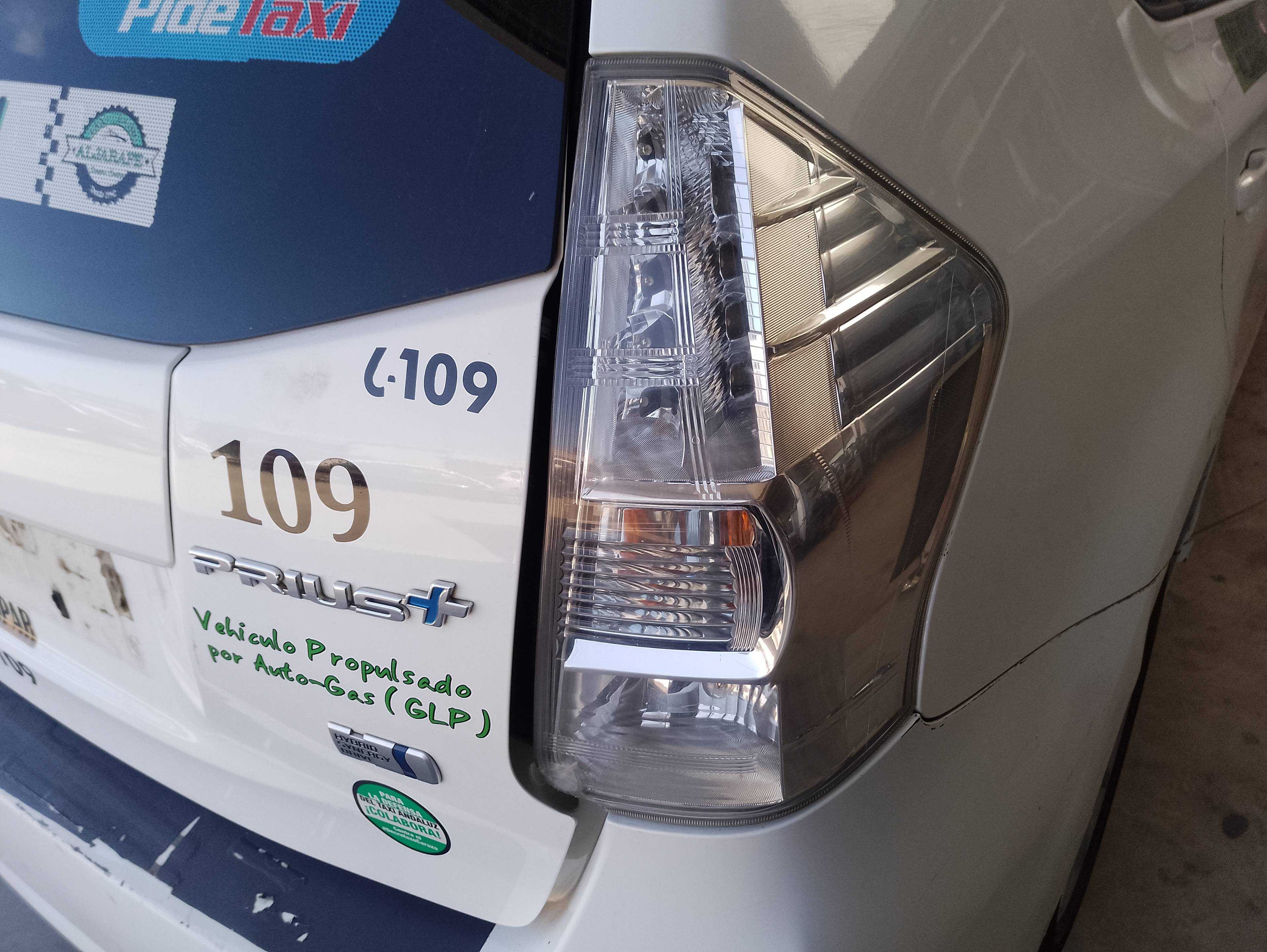 Recambio de piloto trasero derecho para toyota prius+ basis referencia OEM IAM   
