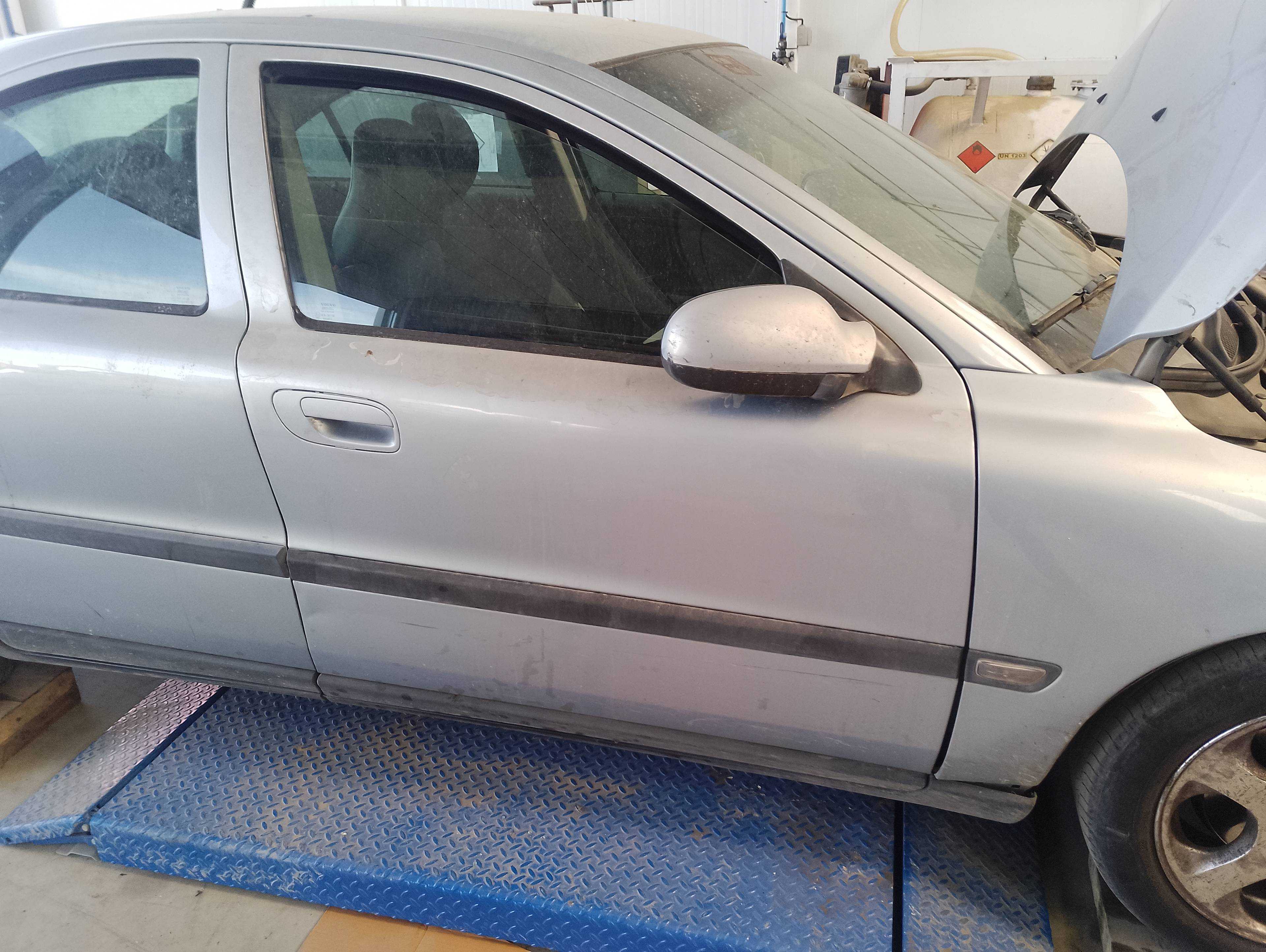 Recambio de puerta delantera derecha para volvo s60 berlina 2.4 d referencia OEM IAM   