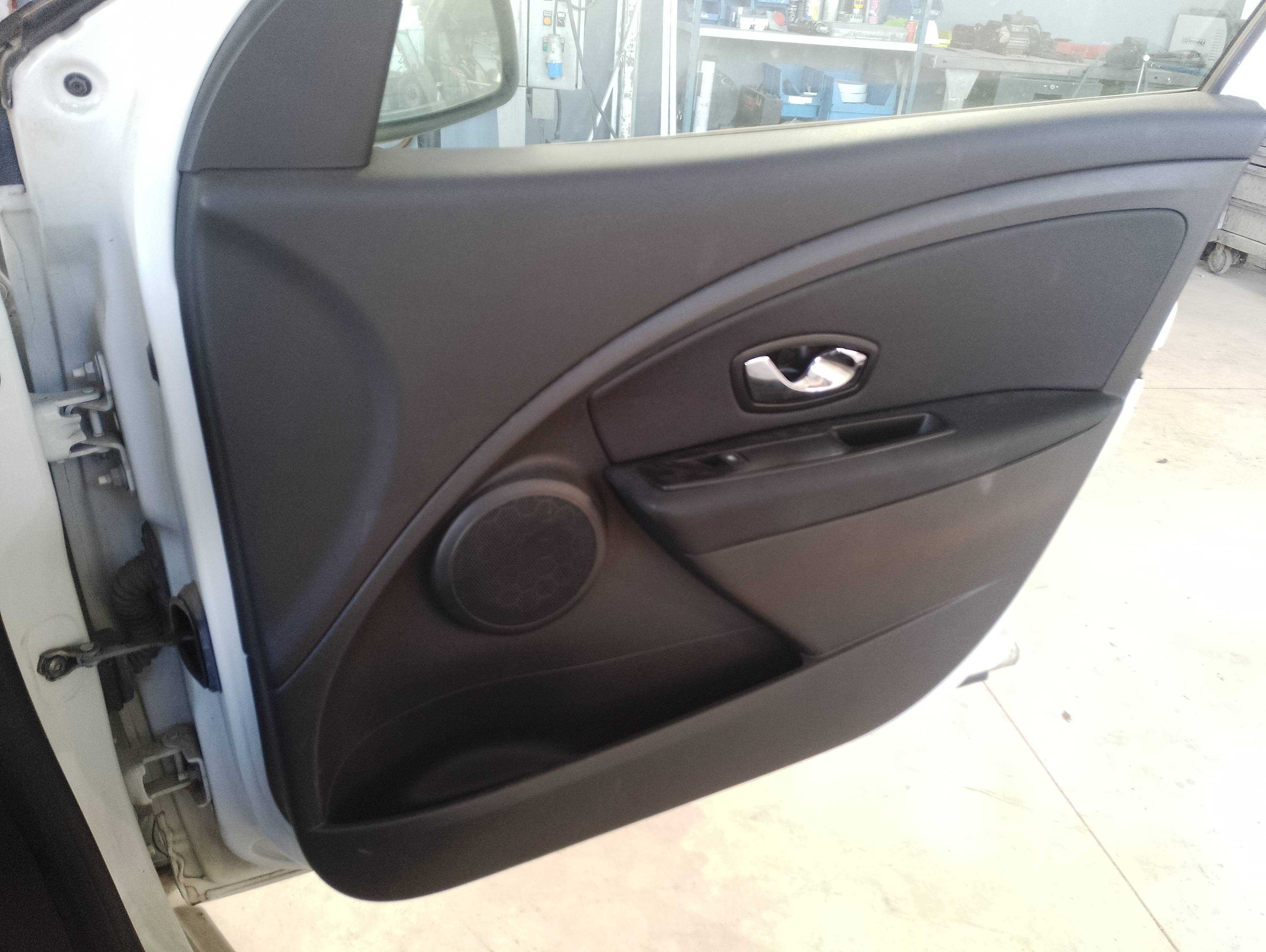 Recambio de guarnecido puerta delantera derecha para renault megane iii sport tourer dynamique referencia OEM IAM   