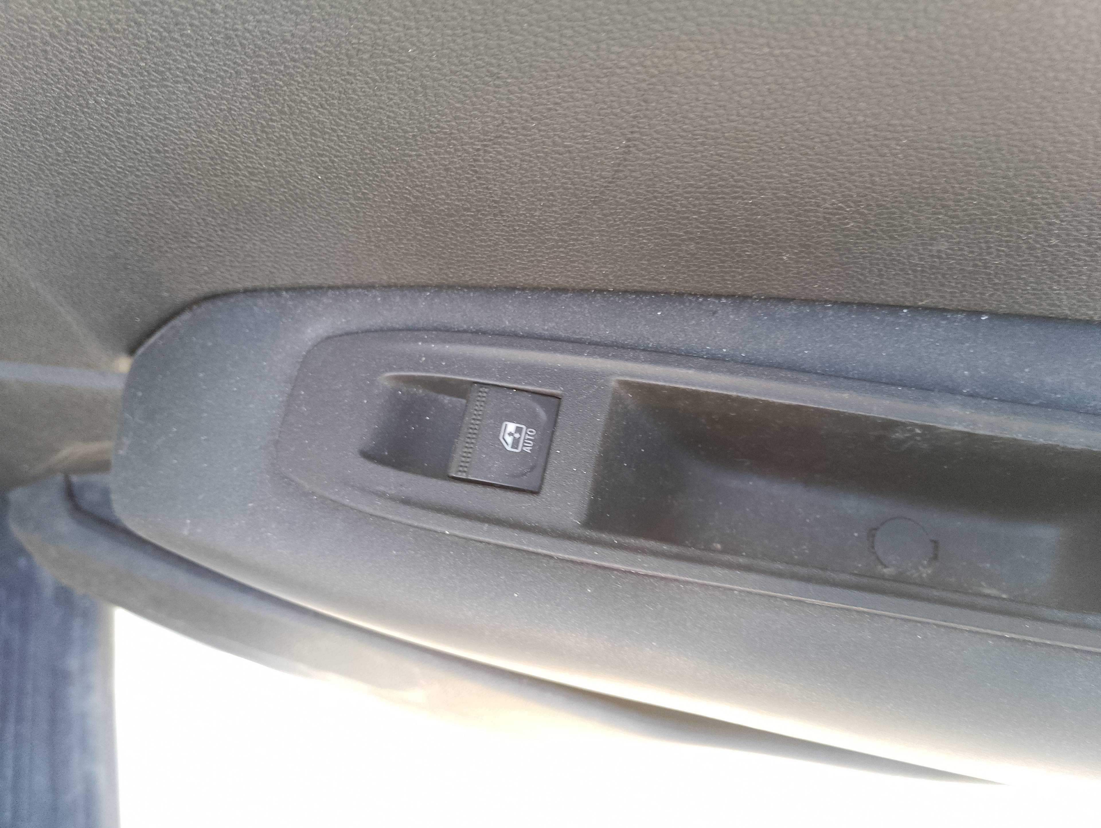 Recambio de mando elevalunas trasero derecho para renault captur ii equilibre referencia OEM IAM   