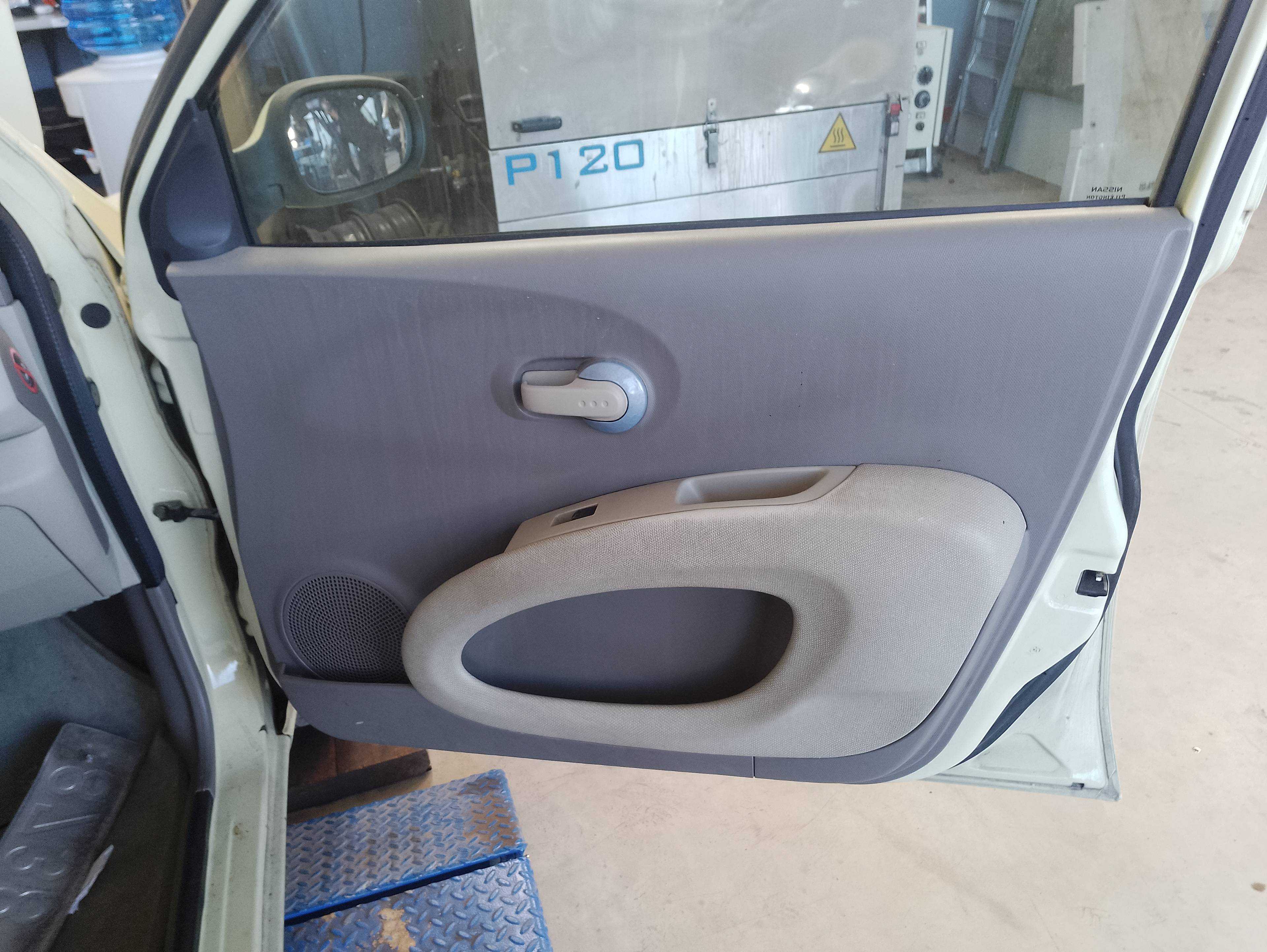 Recambio de guarnecido puerta delantera derecha para nissan micra (k12e) 25 aniversario referencia OEM IAM   