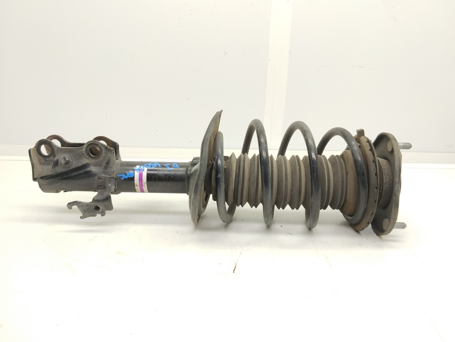 Recambio de amortiguador delantero izquierdo para toyota auris hybrid active referencia OEM IAM   