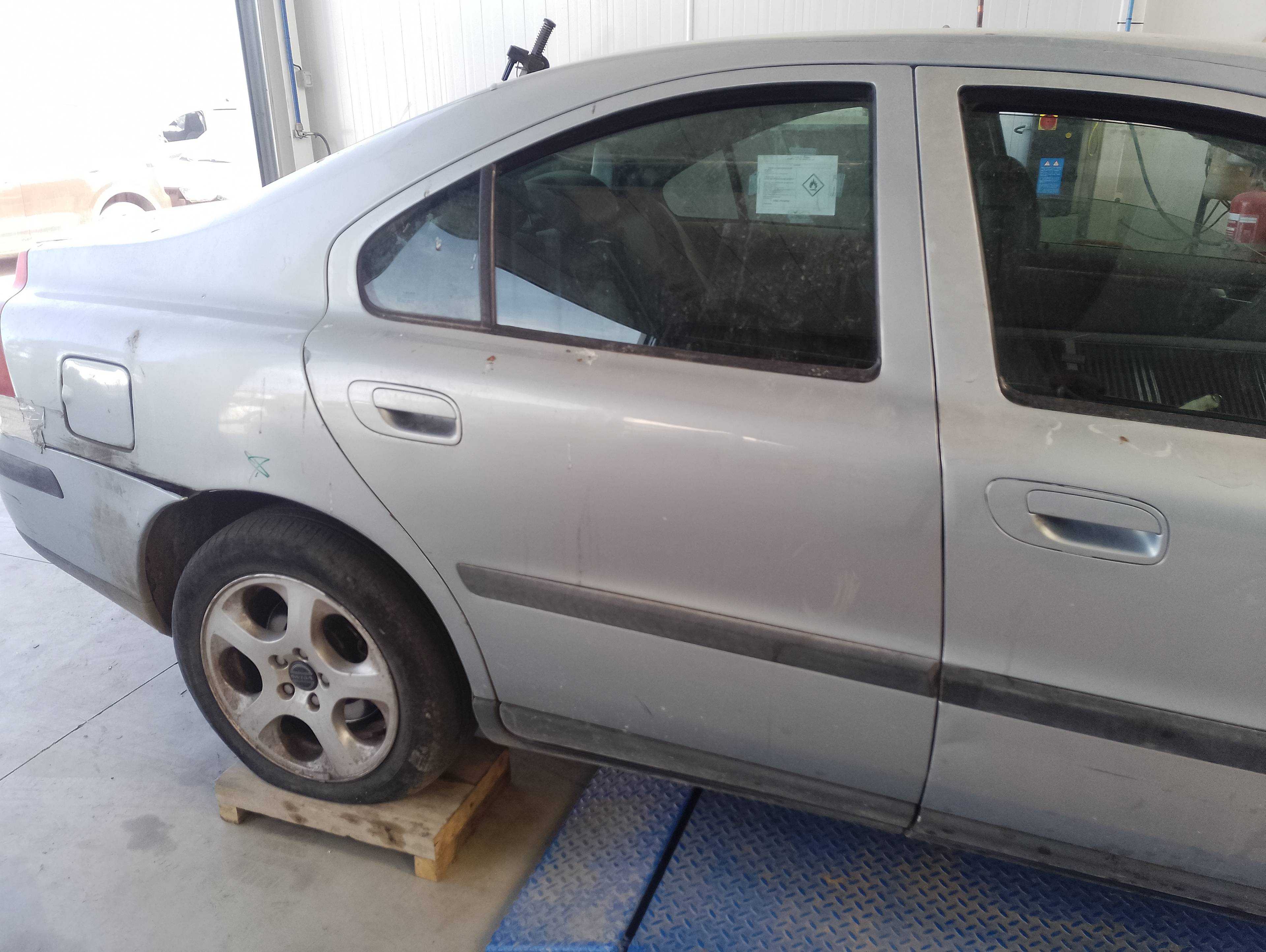Recambio de puerta trasera derecha para volvo s60 berlina 2.4 d referencia OEM IAM   