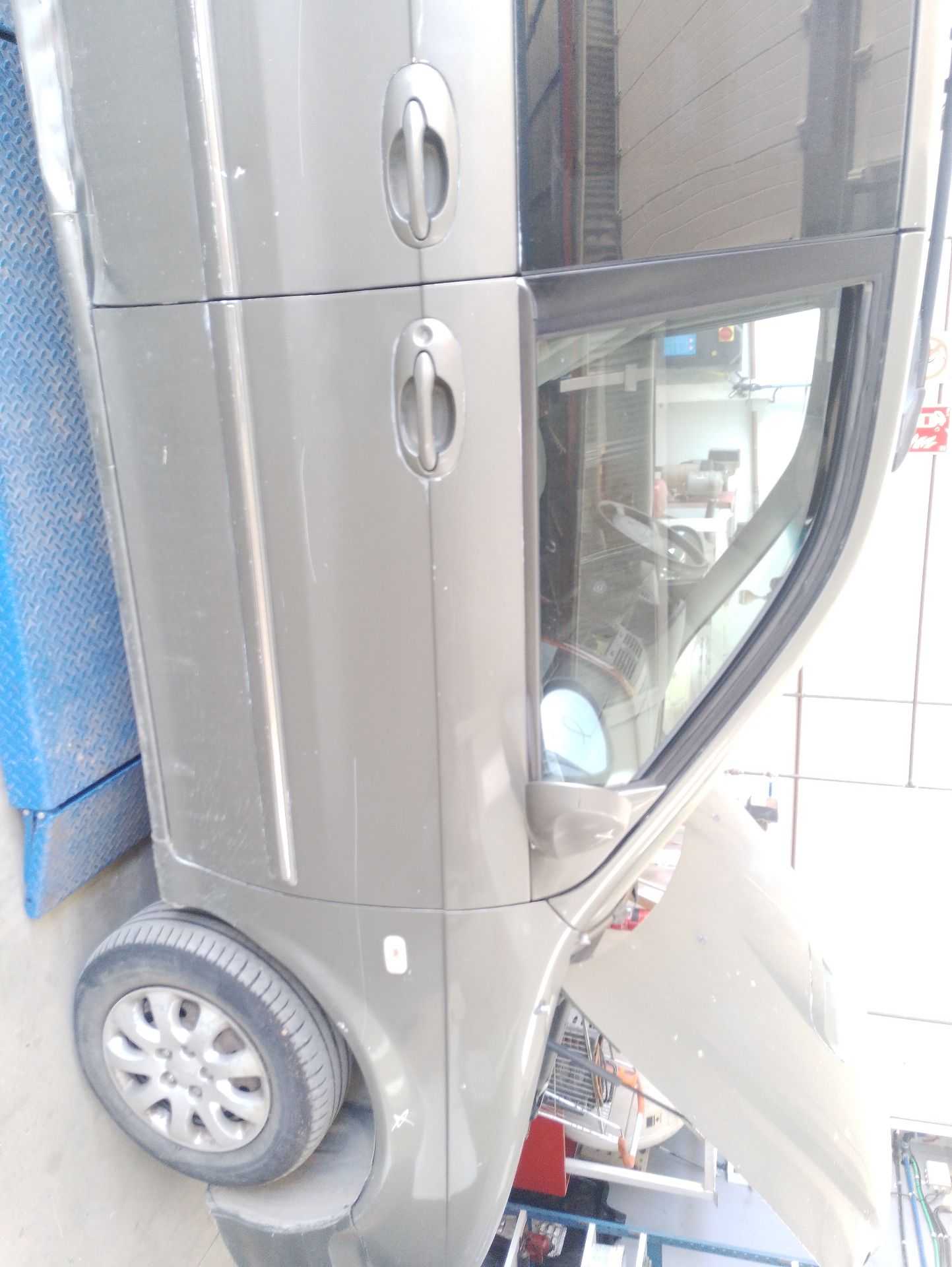 Recambio de puerta delantera derecha para kia carnival ii (gq) 2.9 crdi referencia OEM IAM 0K55A58020B  