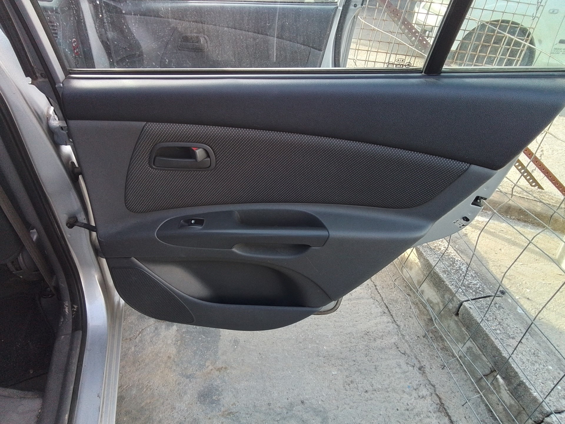 Recambio de guarnecido puerta trasera derecha para kia rio 1.4 cat referencia OEM IAM   