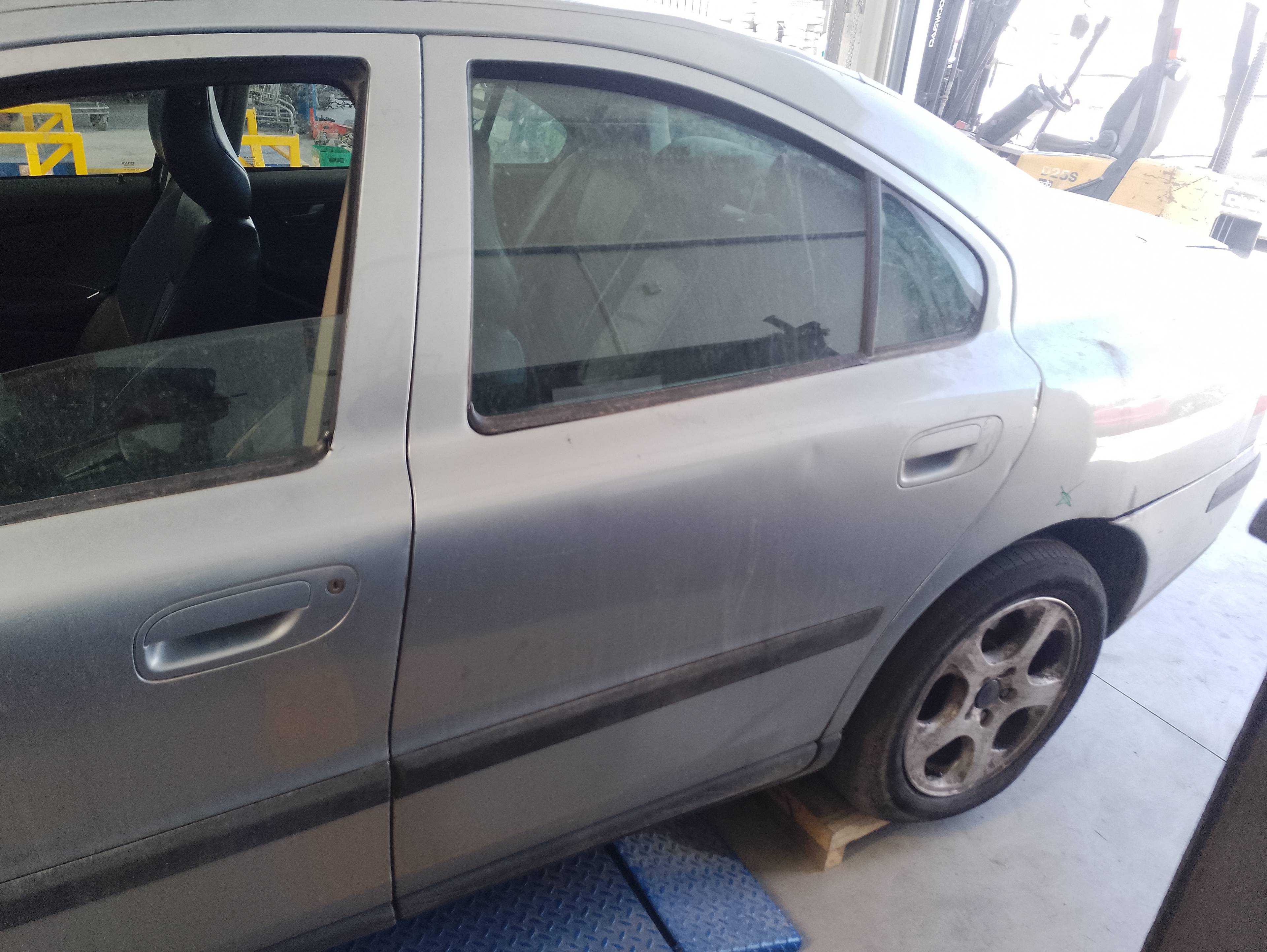 Recambio de puerta trasera izquierda para volvo s60 berlina 2.4 d referencia OEM IAM   