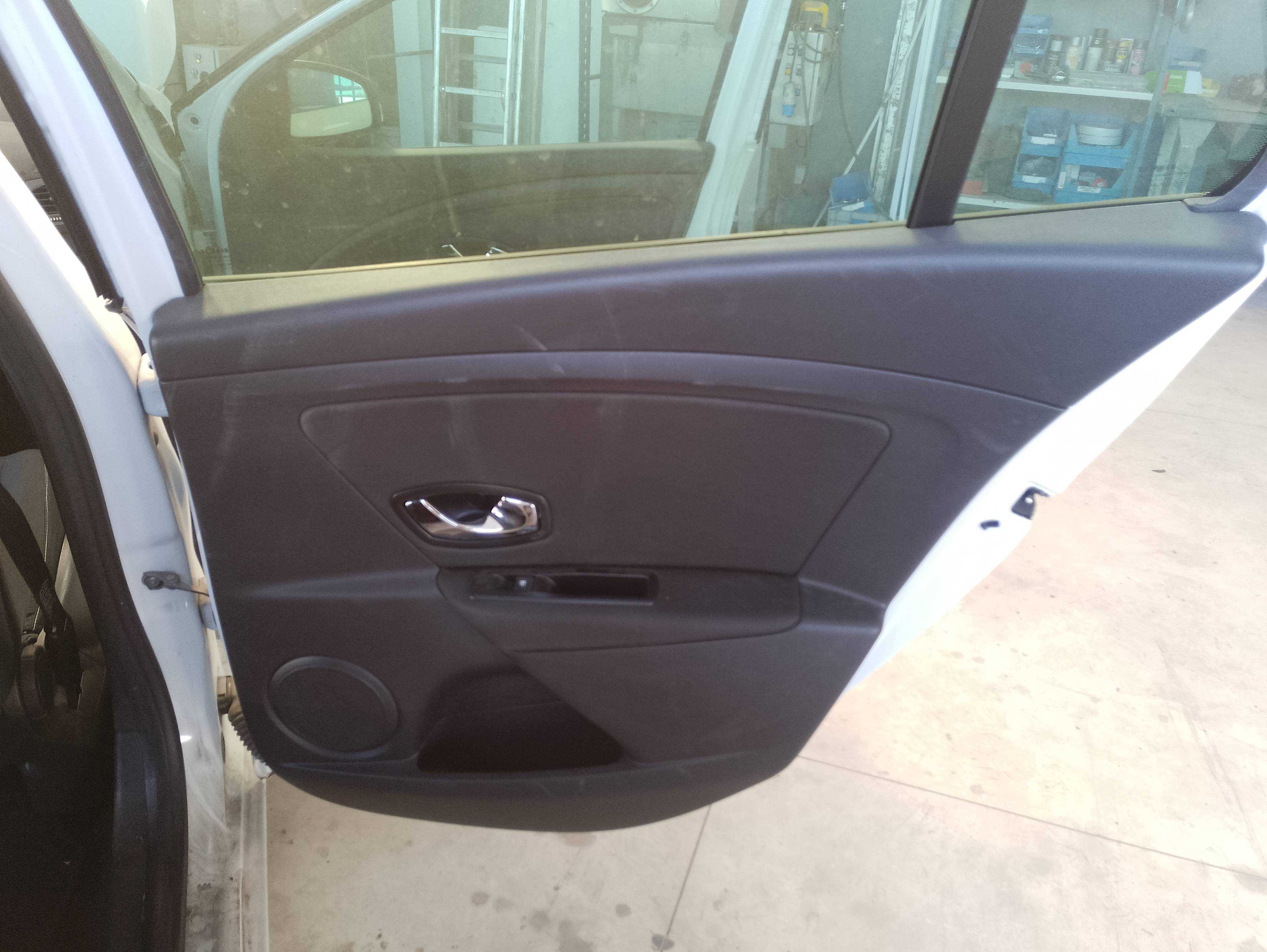 Recambio de guarnecido puerta trasera derecha para renault megane iii sport tourer dynamique referencia OEM IAM   