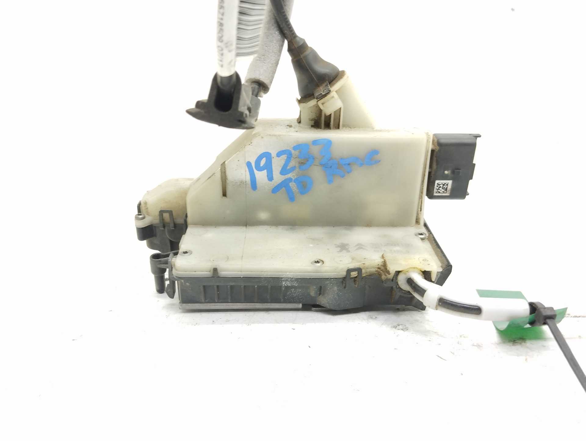 Recambio de cerradura puerta trasera derecha para peugeot 208 style referencia OEM IAM 9812501180  