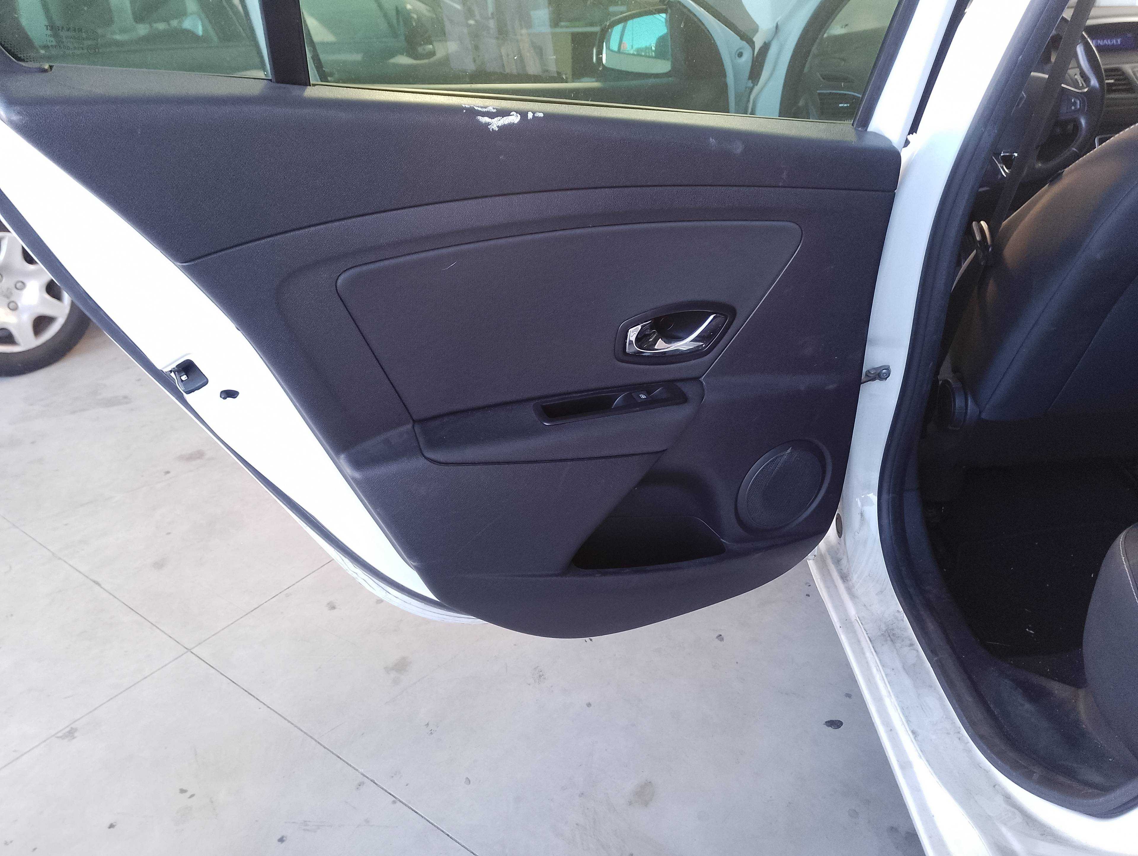 Recambio de guarnecido puerta trasera izquierda para renault megane iii sport tourer dynamique referencia OEM IAM   