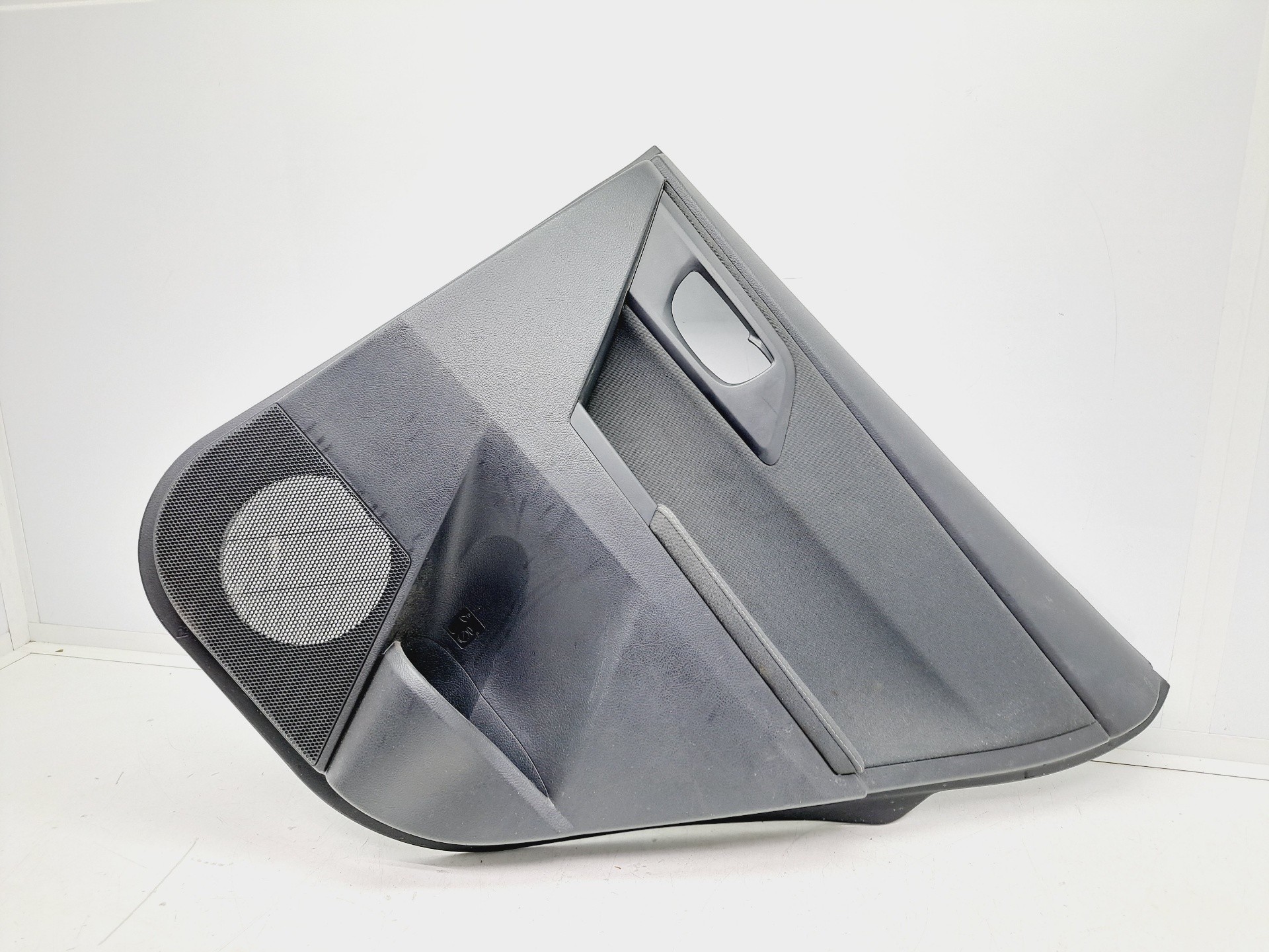 Recambio de guarnecido puerta trasera derecha para toyota auris hybrid active referencia OEM IAM 6777502380  
